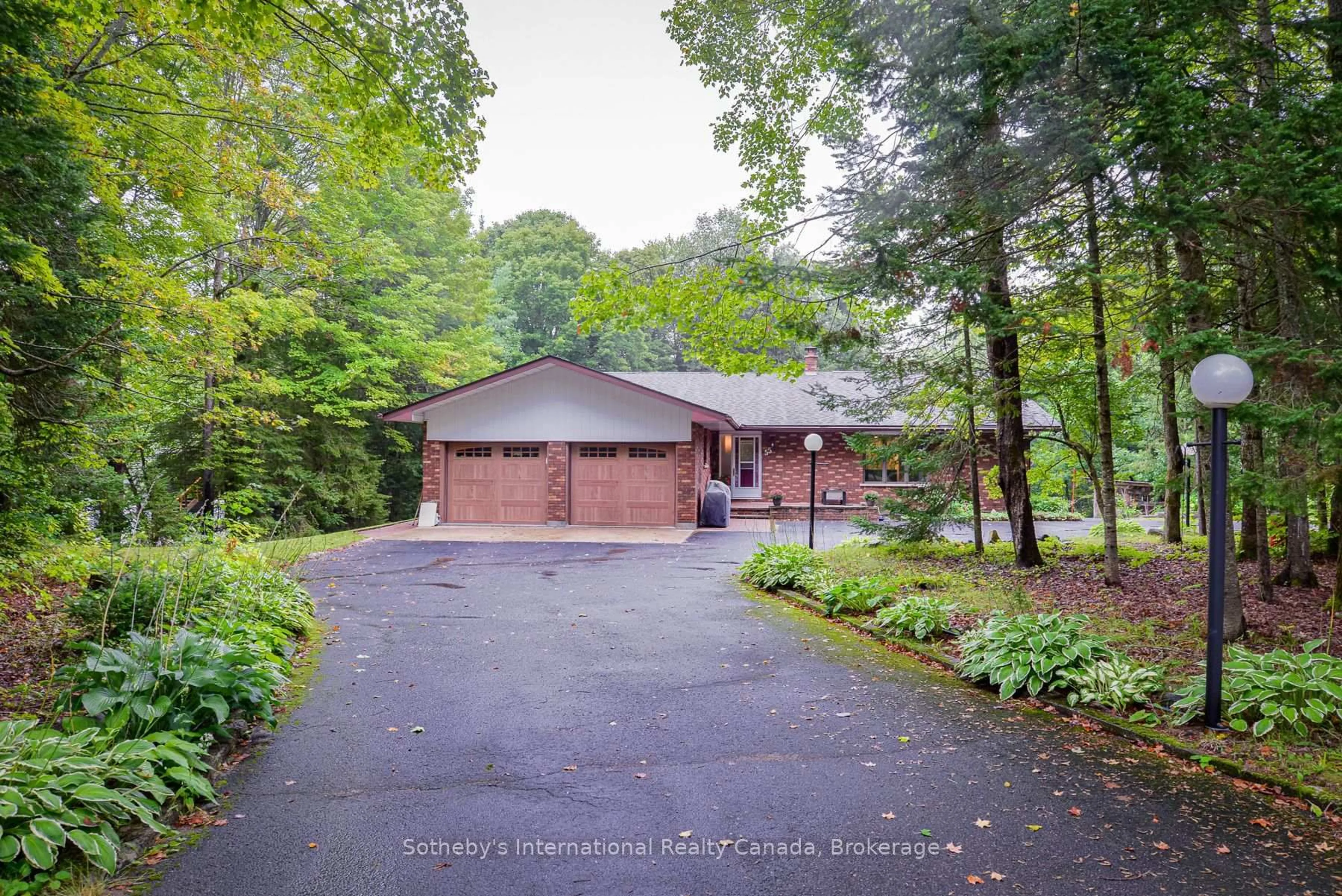 A pic from outside/outdoor area/front of a property/back of a property/a pic from drone, street for 55 Denniss Dr, Bracebridge Ontario P1L 1W9