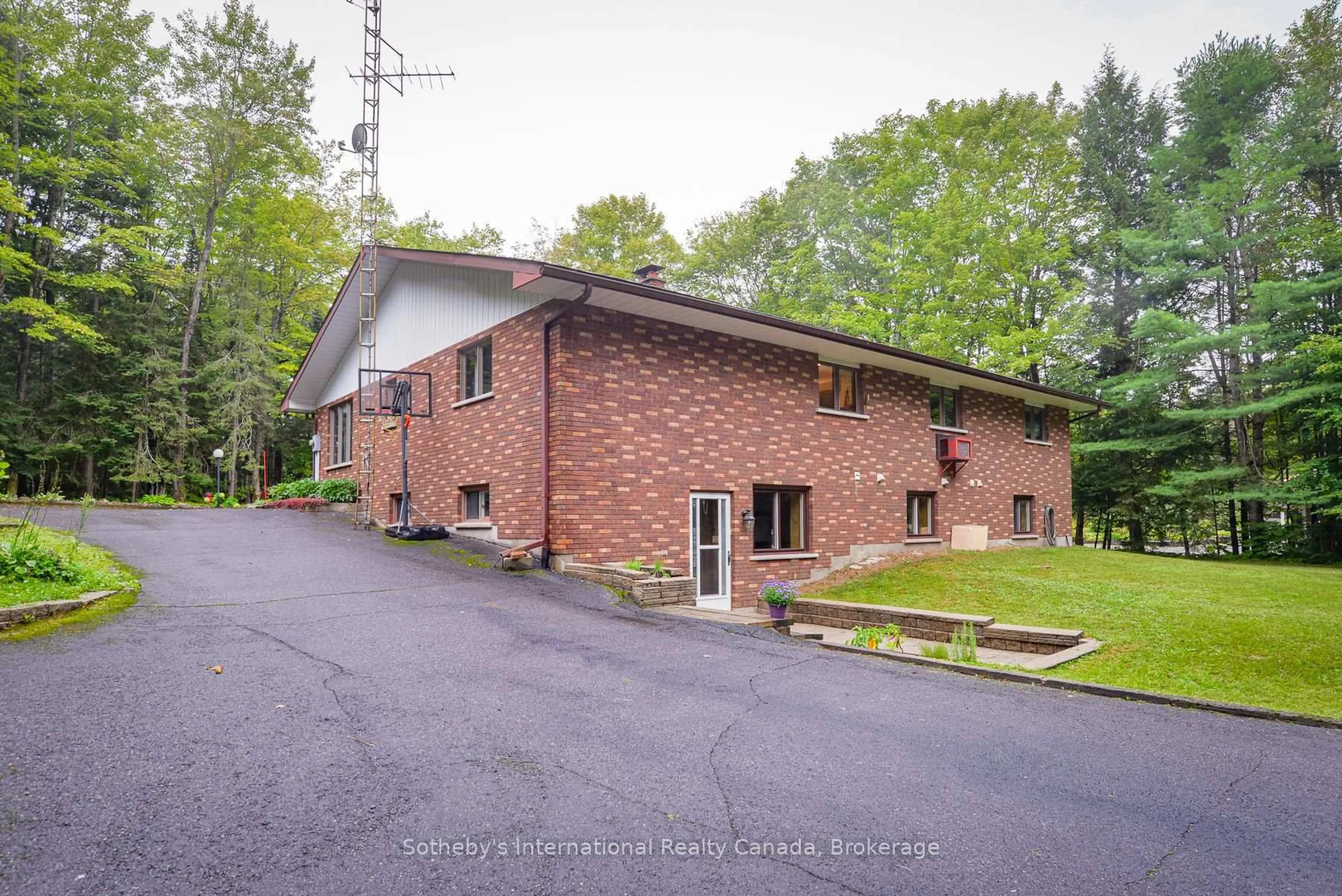 Home with brick exterior material, building for 55 Denniss Dr, Bracebridge Ontario P1L 1W9