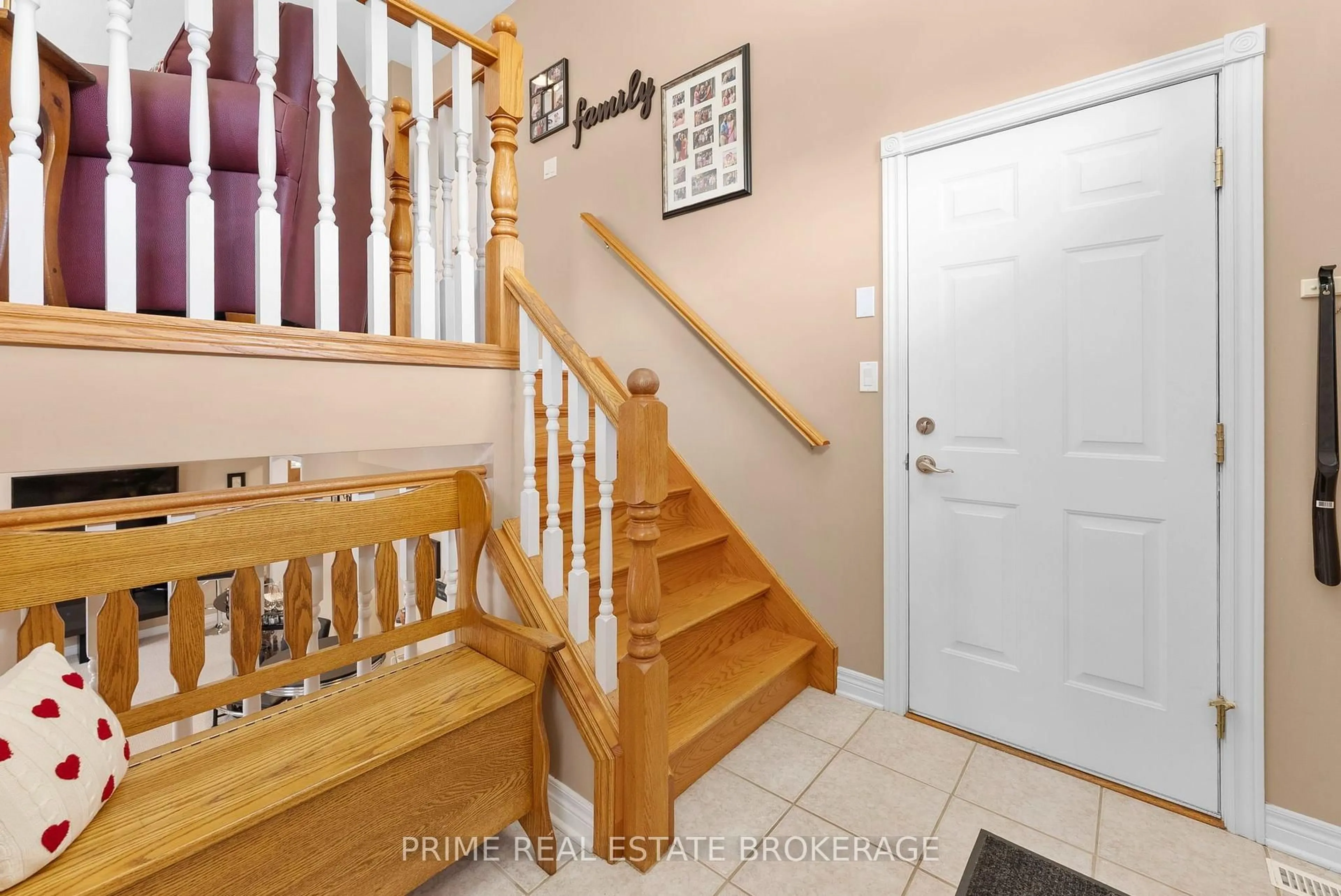 Indoor entryway for 102 Ridge St, Strathroy-Caradoc Ontario N7G 4K1