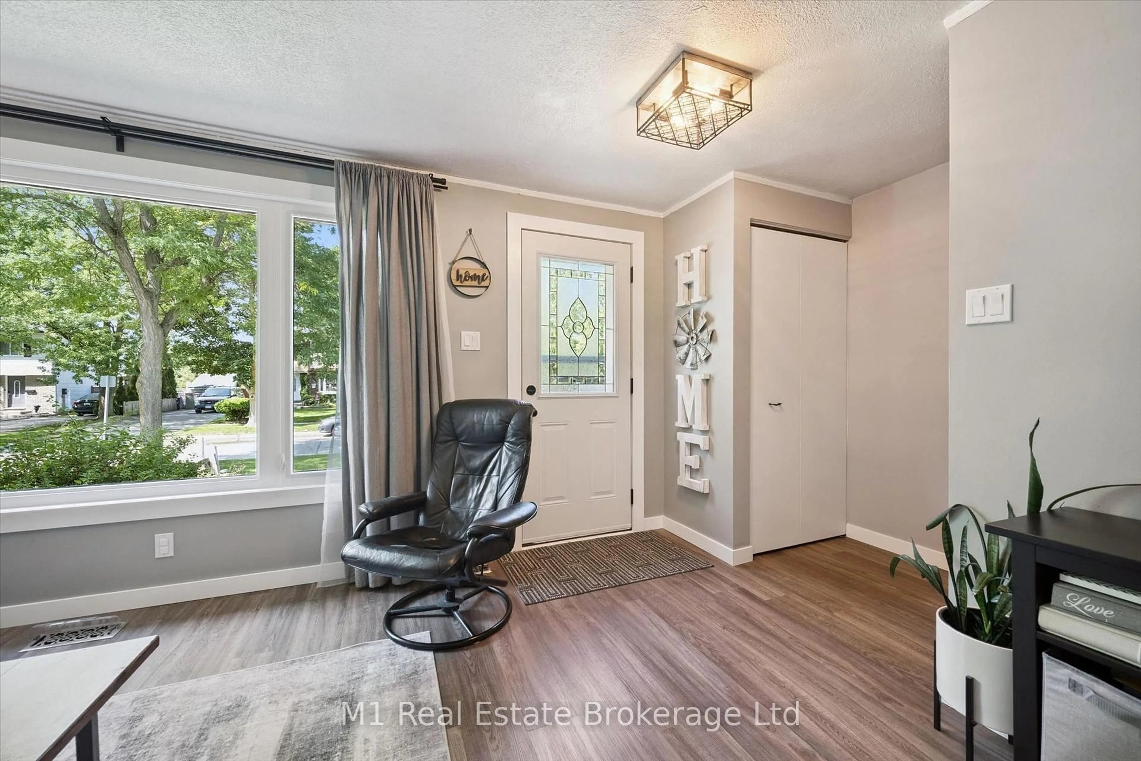 Indoor entryway for 372 Argyll St, Centre Wellington Ontario N1M 2Y3