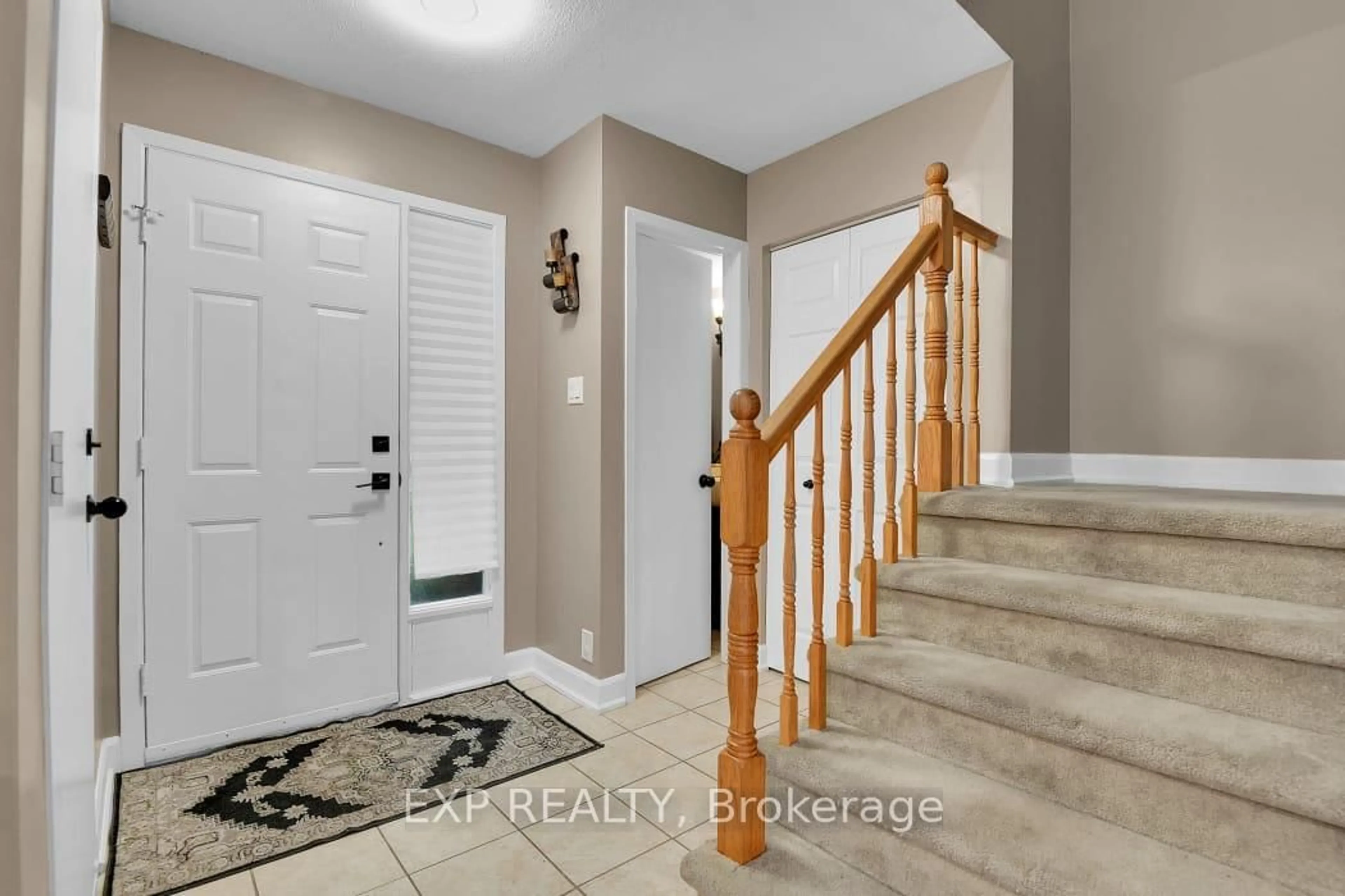 Indoor entryway for 138 Acklam Terr, Ottawa Ontario K2K 2J5