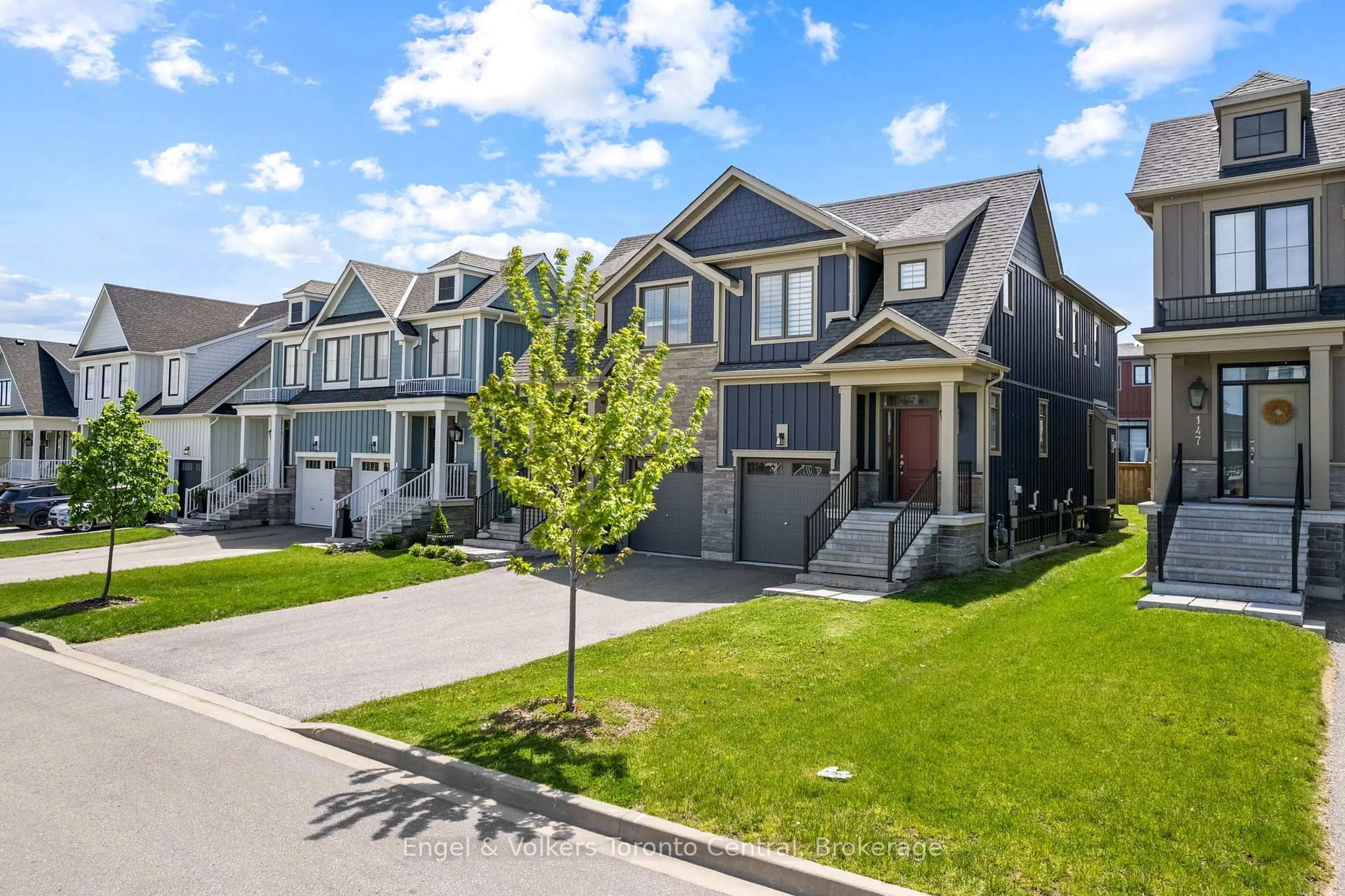 A pic from outside/outdoor area/front of a property/back of a property/a pic from drone, street for 145 Sycamore St, Blue Mountains Ontario L9Y 4E4