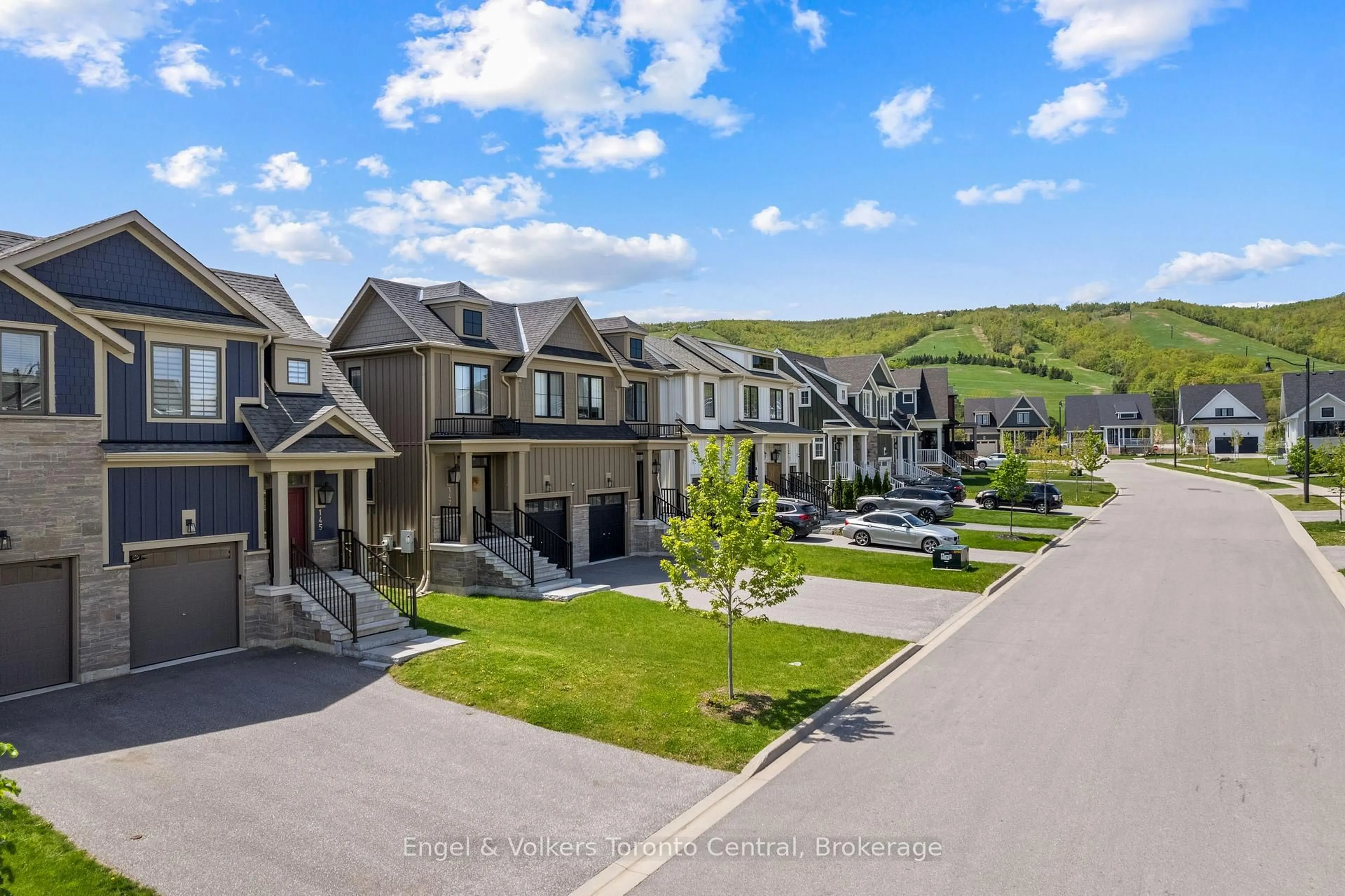 A pic from outside/outdoor area/front of a property/back of a property/a pic from drone, mountain view for 145 Sycamore St, Blue Mountains Ontario L9Y 4E4