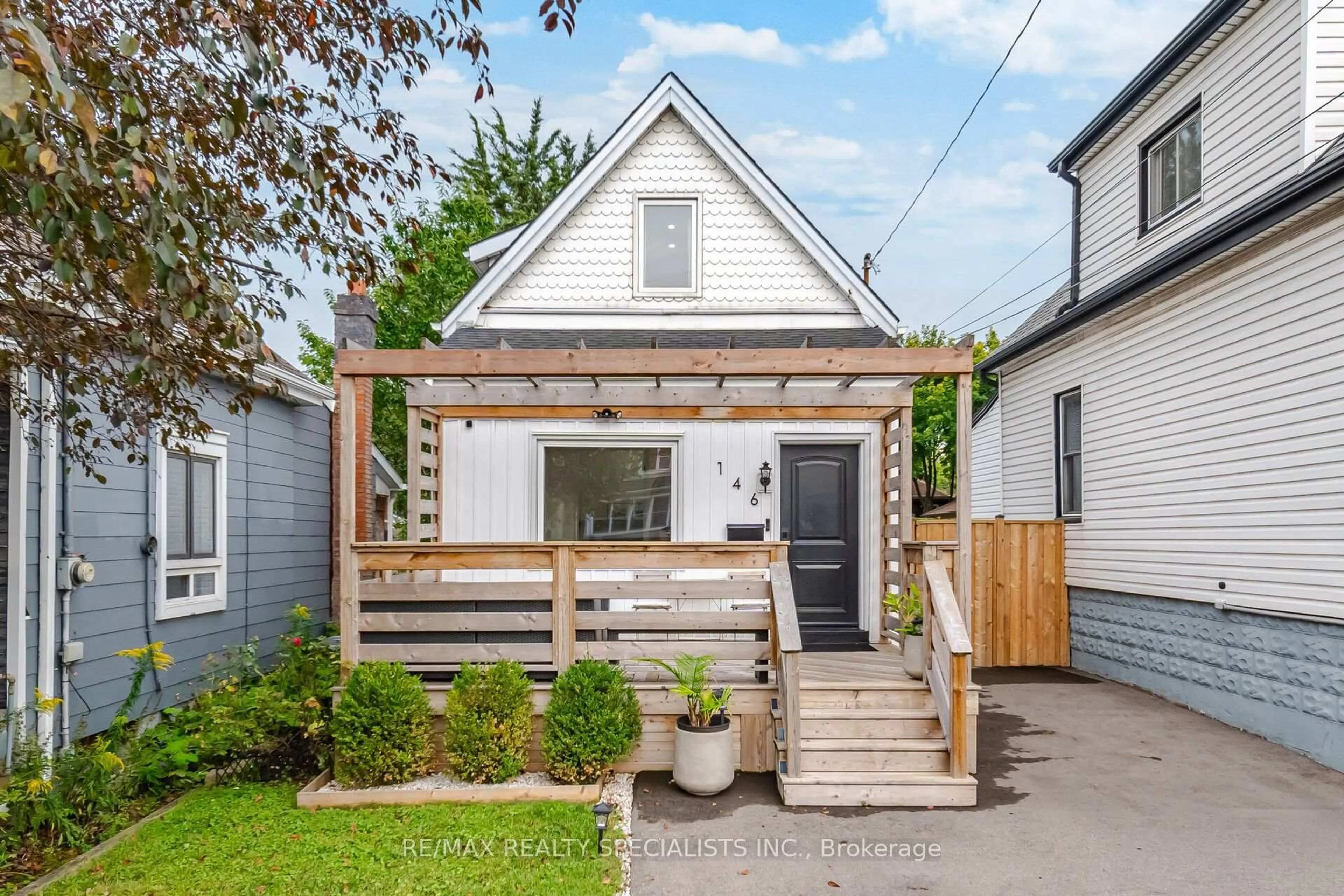 Home with vinyl exterior material, street for 146 Campbell Ave, Hamilton Ontario L8H 2E9