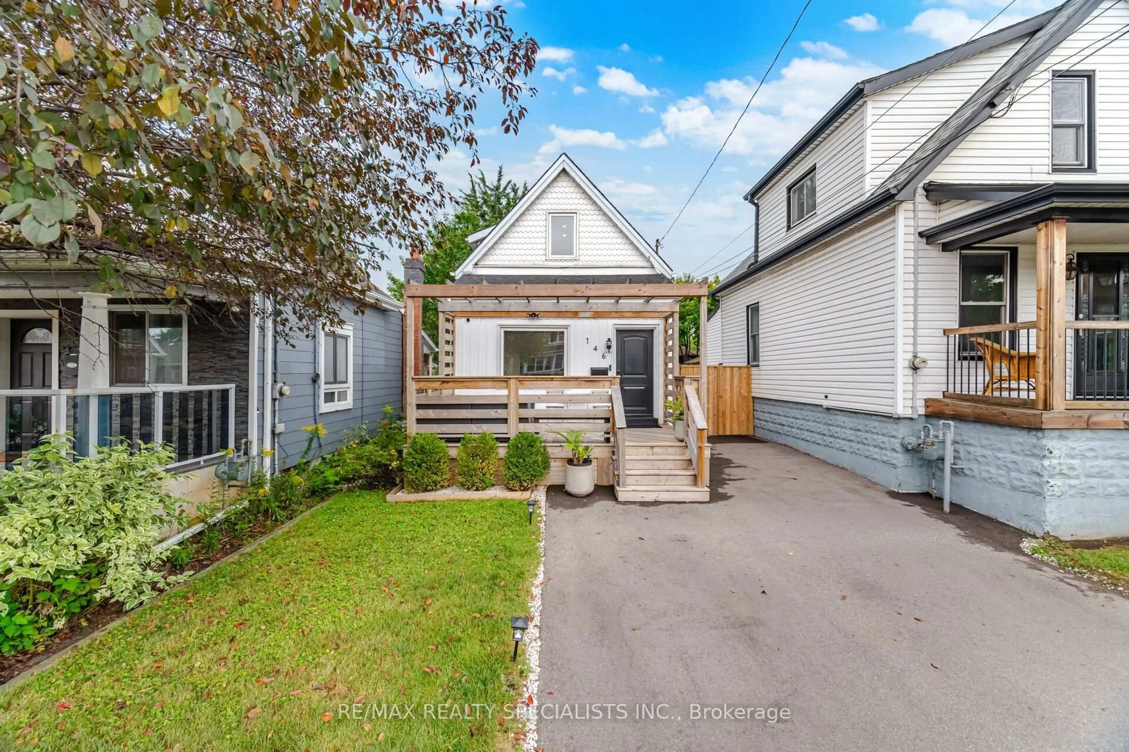 A pic from outside/outdoor area/front of a property/back of a property/a pic from drone, street for 146 Campbell Ave, Hamilton Ontario L8H 2E9