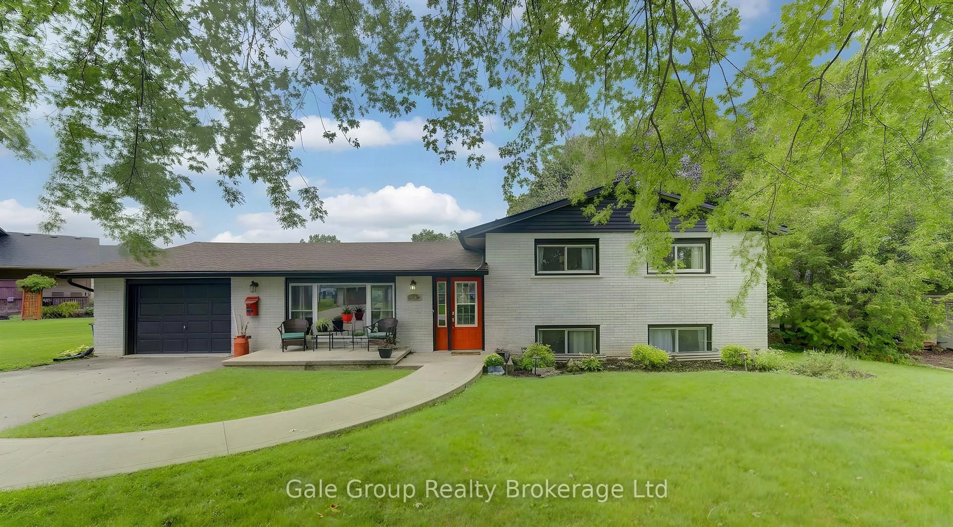 A pic from outside/outdoor area/front of a property/back of a property/a pic from drone, street for 15 William St, Tillsonburg Ontario N4G 1L6