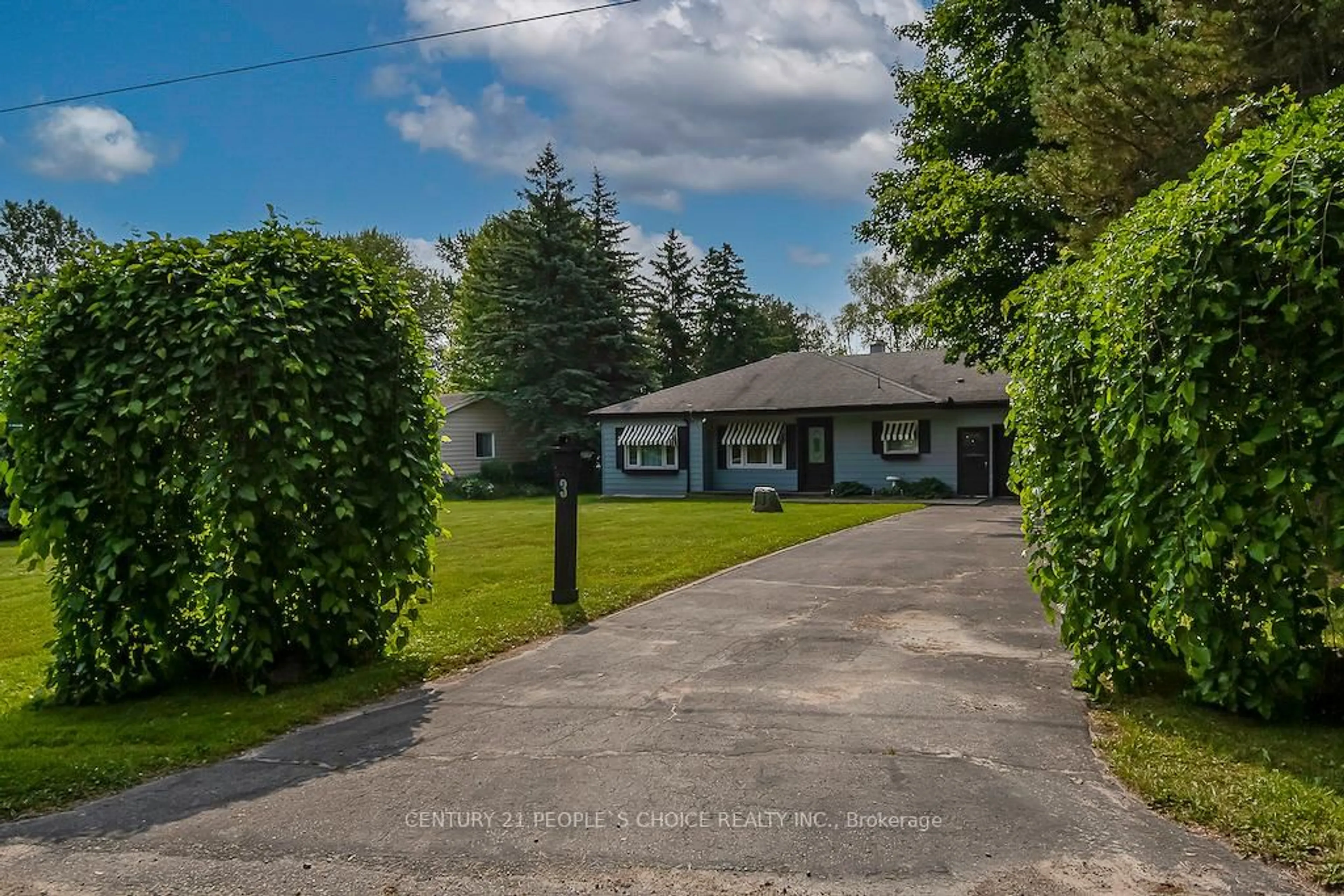 A pic from outside/outdoor area/front of a property/back of a property/a pic from drone, street for 3 Lakeshore Blvd, Selwyn Ontario K0L 1T0