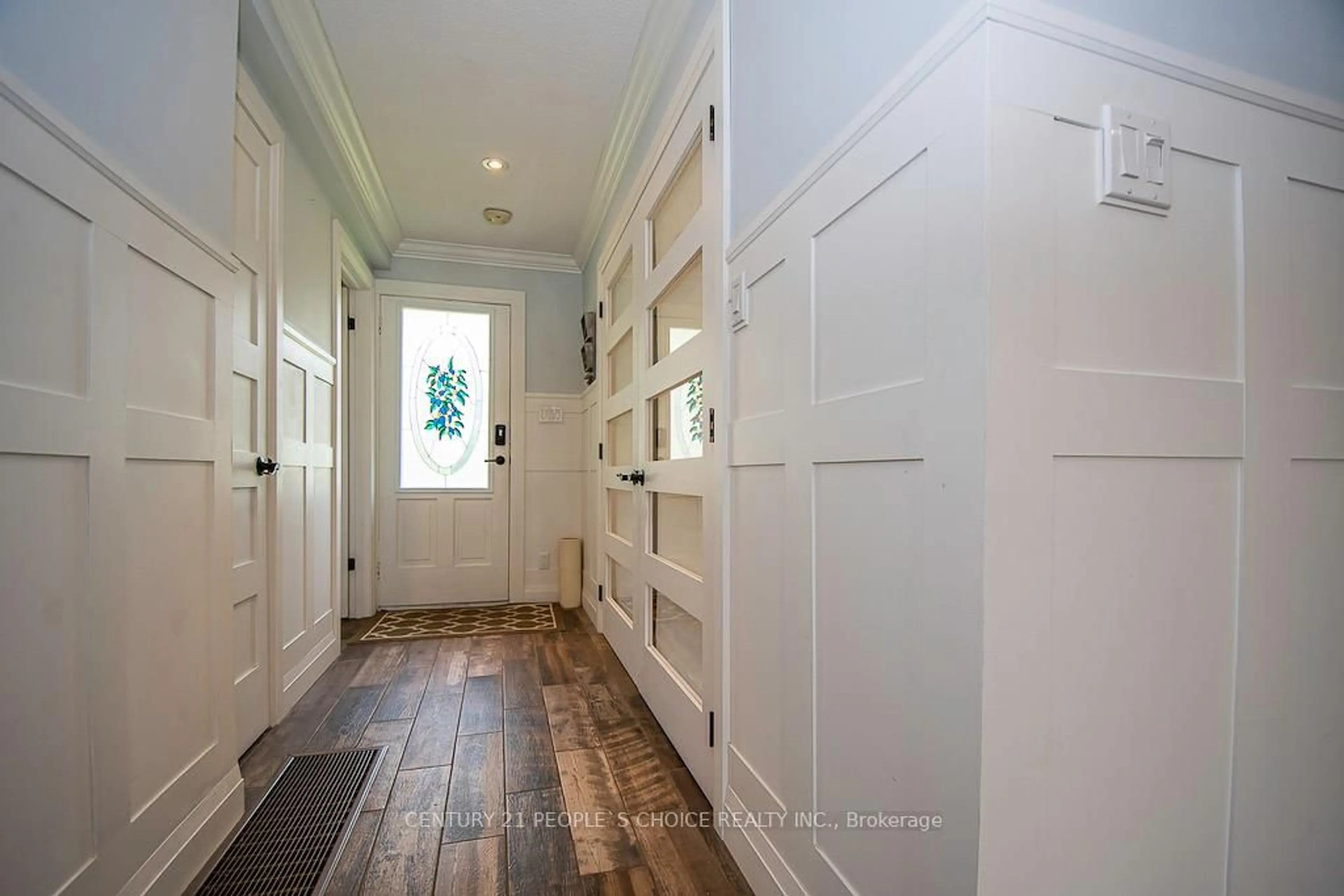 Indoor entryway for 3 Lakeshore Blvd, Selwyn Ontario K0L 1T0