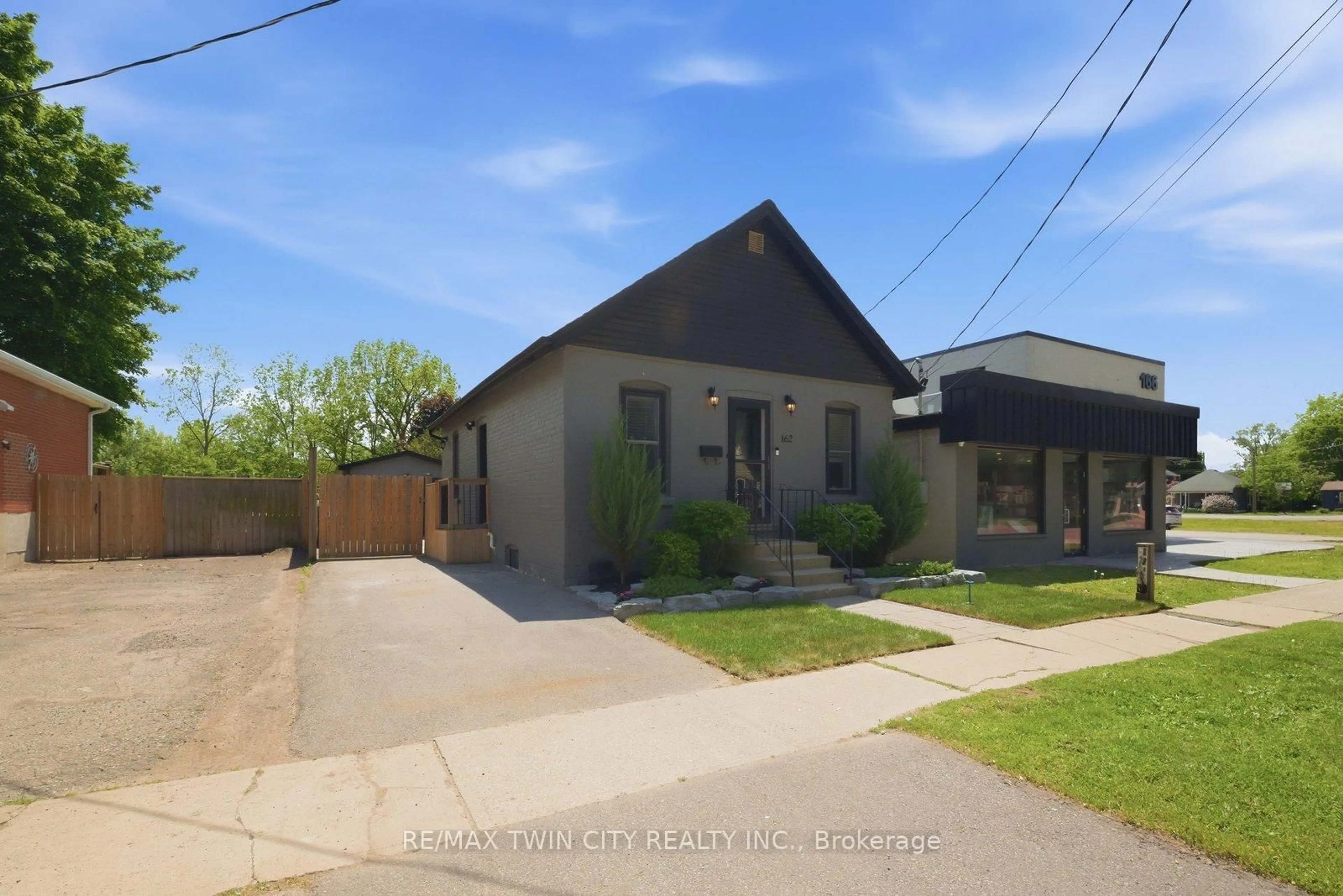 A pic from outside/outdoor area/front of a property/back of a property/a pic from drone, street for 162 Grand River Ave, Brantford Ontario N3T 4X6