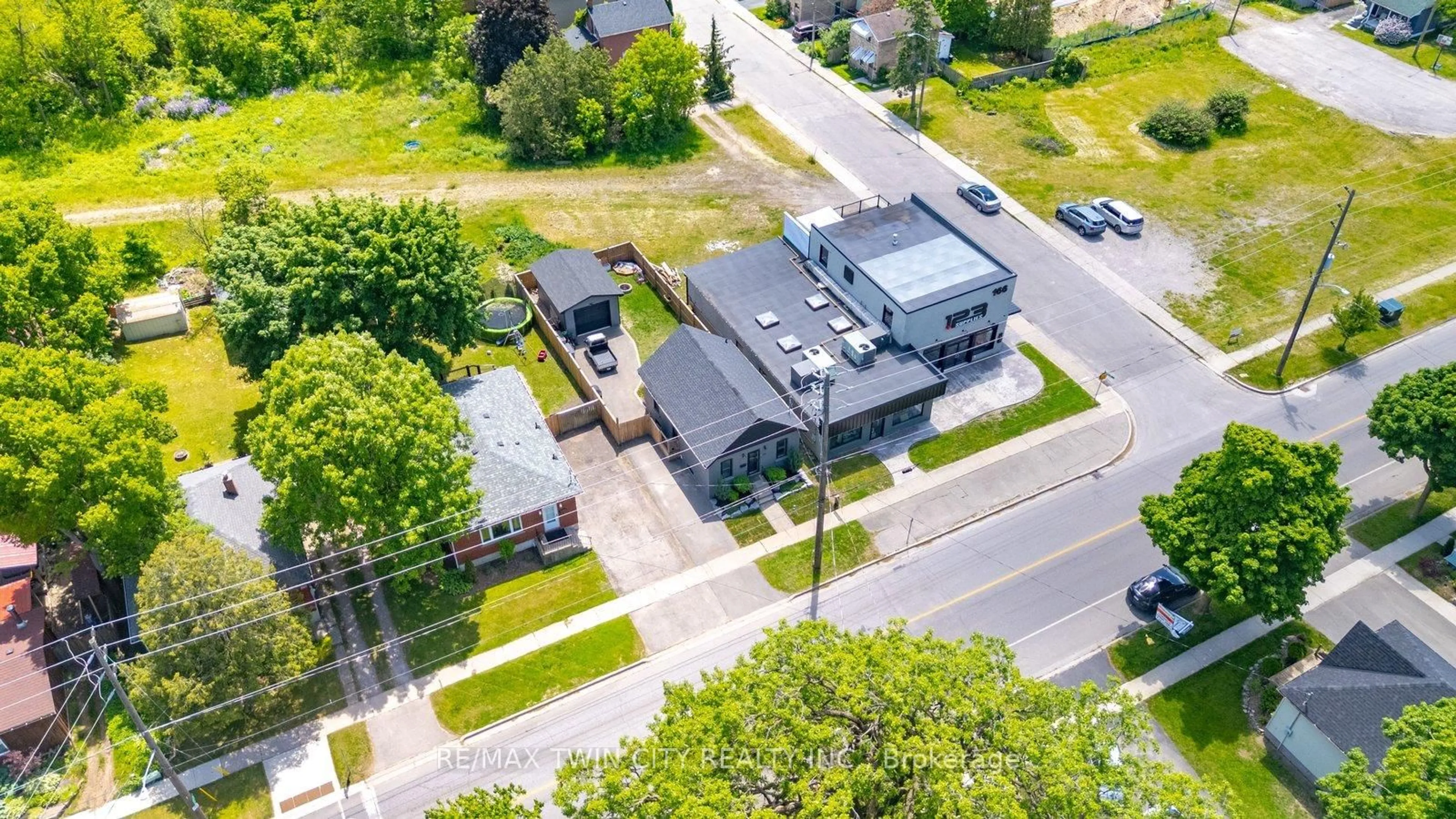 A pic from outside/outdoor area/front of a property/back of a property/a pic from drone, street for 162 Grand River Ave, Brantford Ontario N3T 4X6