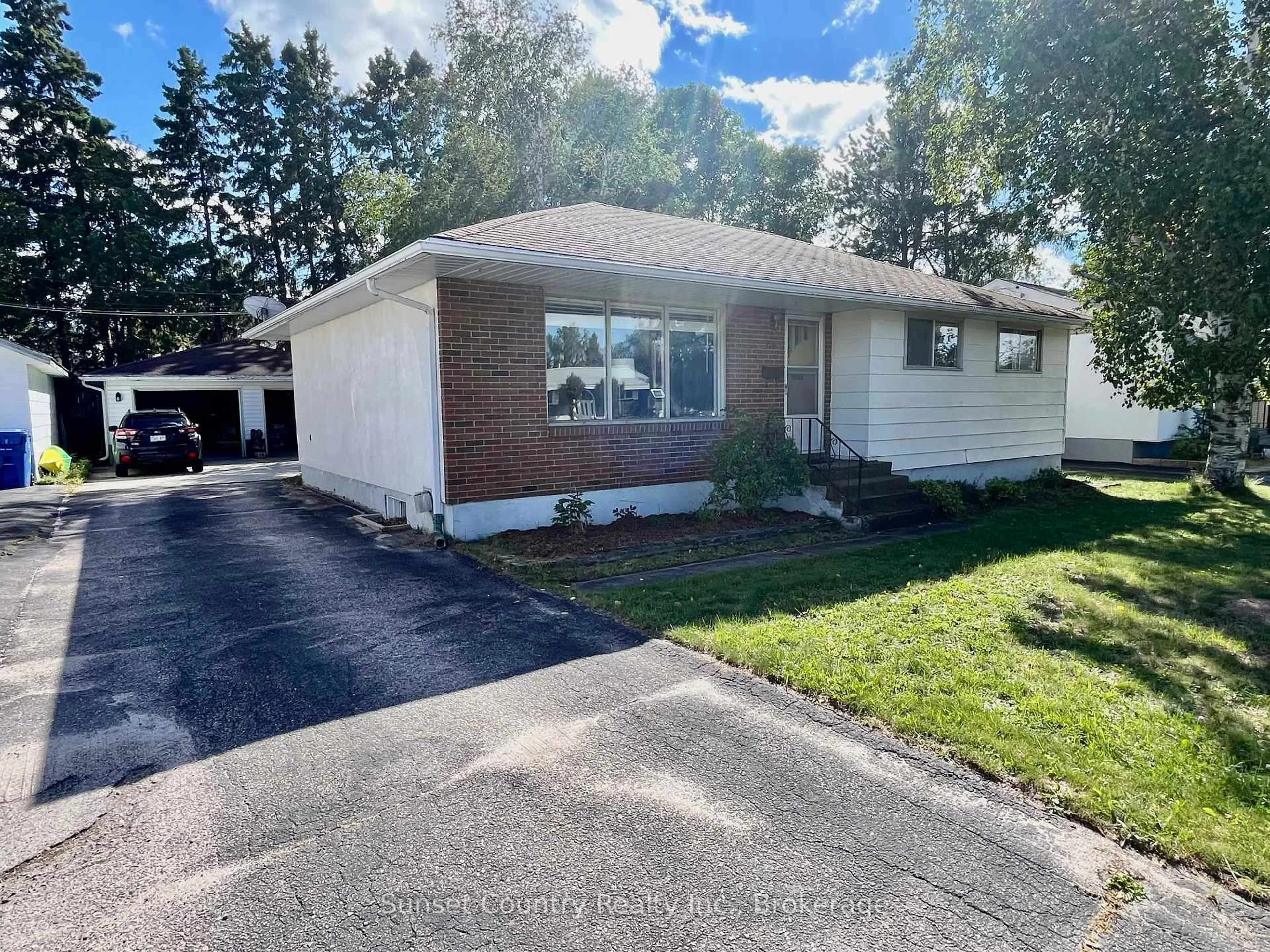 Home with vinyl exterior material, street for 178 Parkdale Rd, Dryden Ontario P8N 1S5