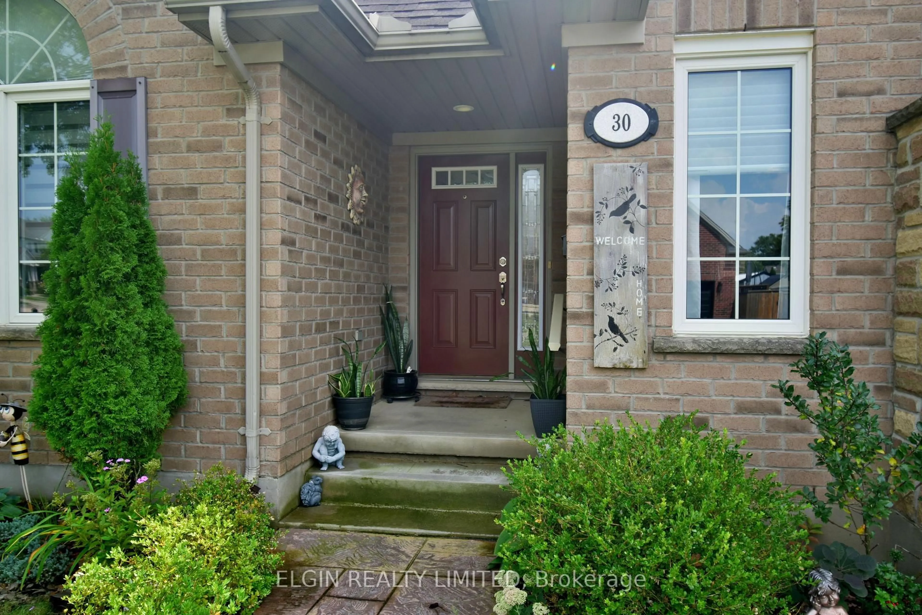 Indoor entryway for 30 Peach Tree Blvd, St. Thomas Ontario N5R 0B5