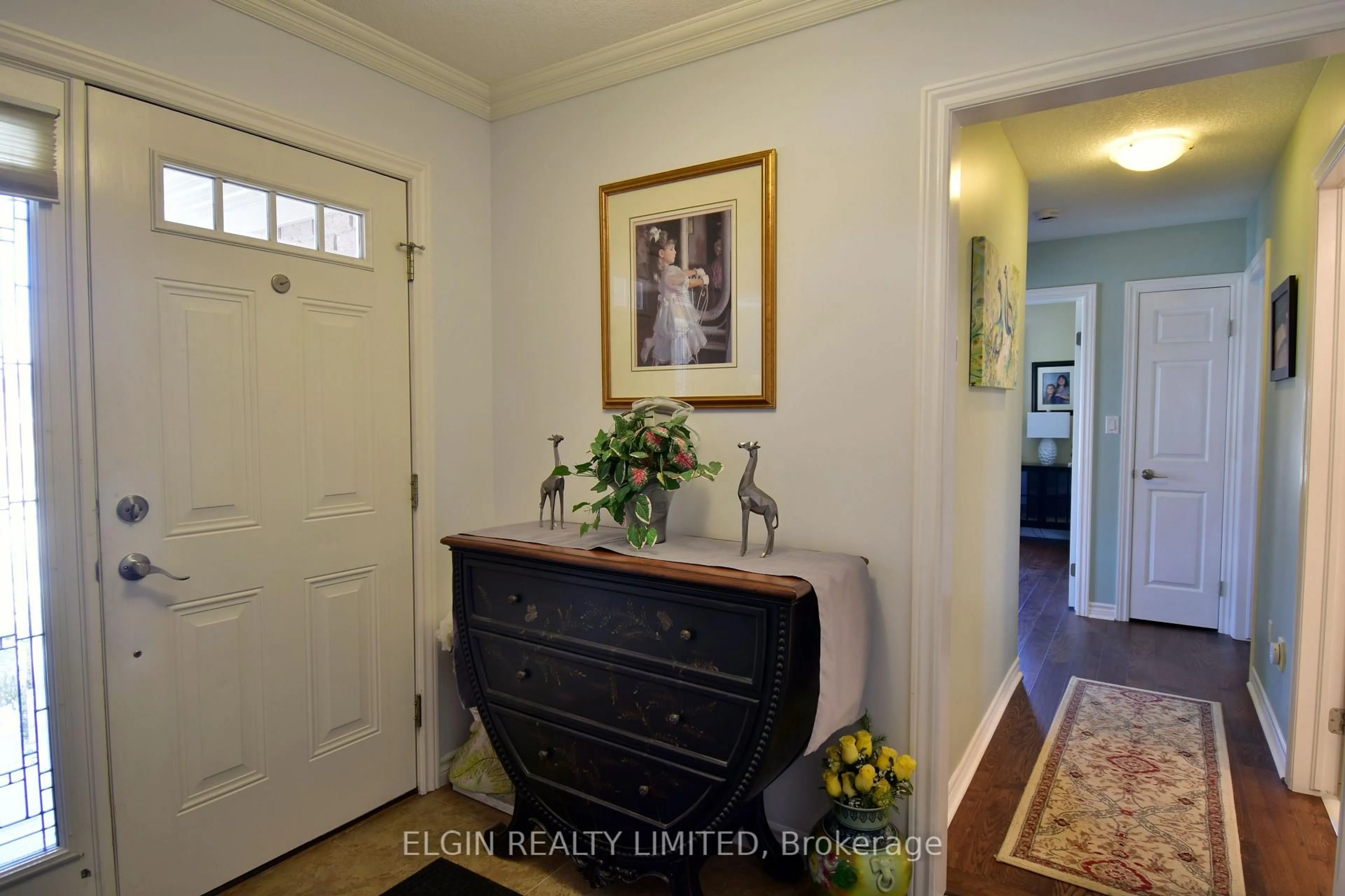 Indoor entryway for 30 Peach Tree Blvd, St. Thomas Ontario N5R 0B5