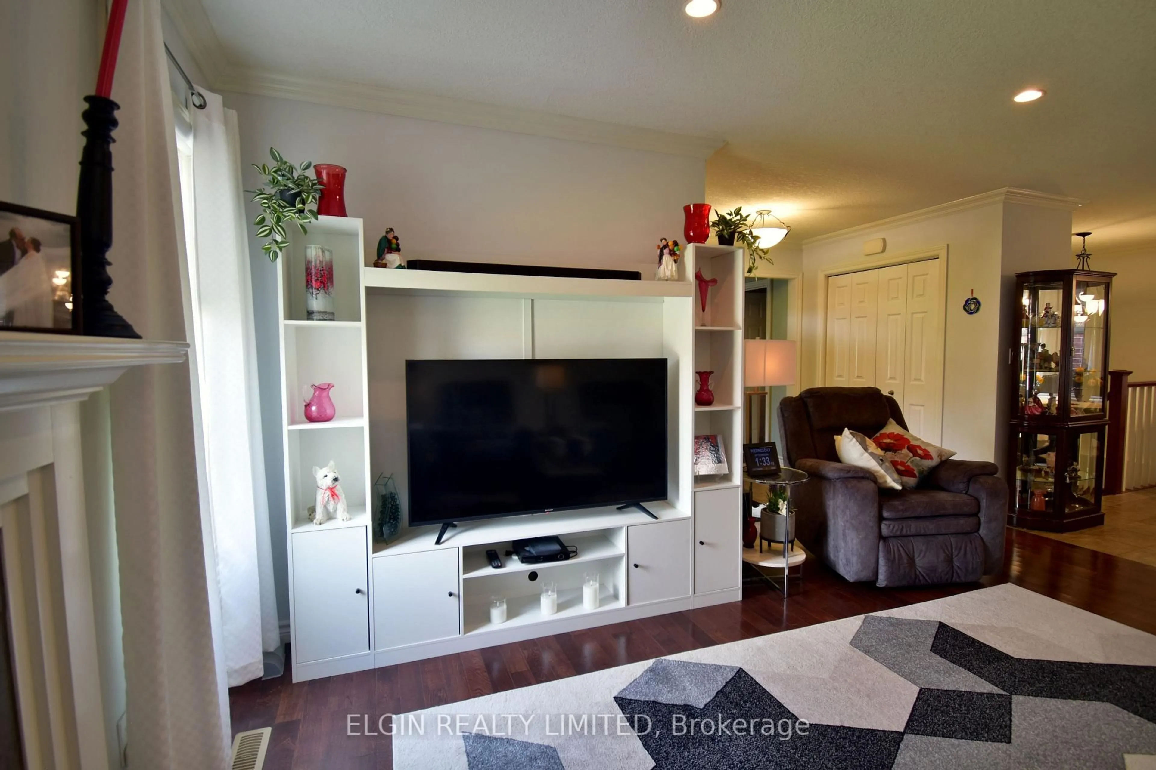 Living room with furniture, wood/laminate floor for 30 Peach Tree Blvd, St. Thomas Ontario N5R 0B5
