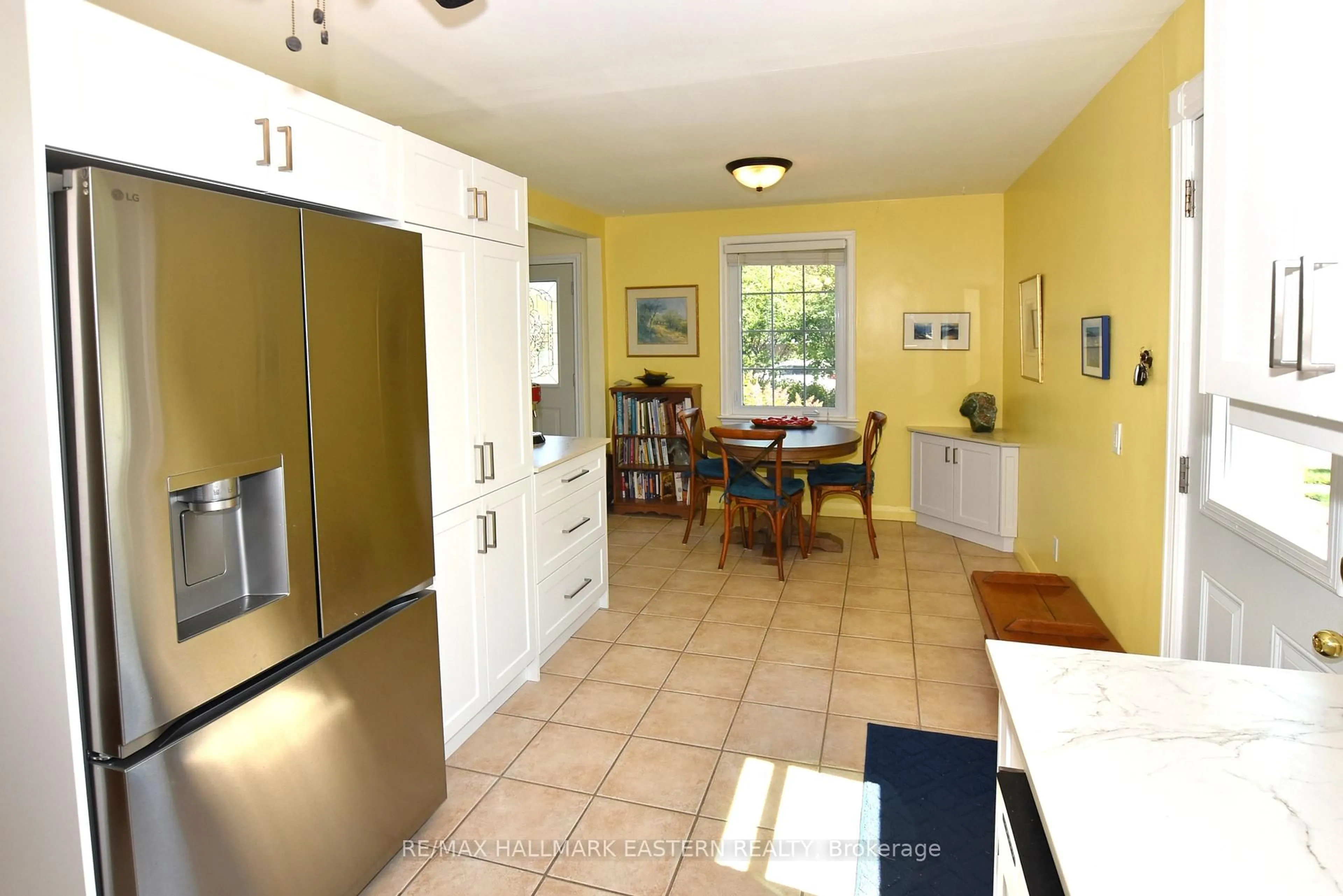 Standard kitchen, ceramic/tile floor for 819 Rishor Crescent Cres, Peterborough Ontario K9H 5C8