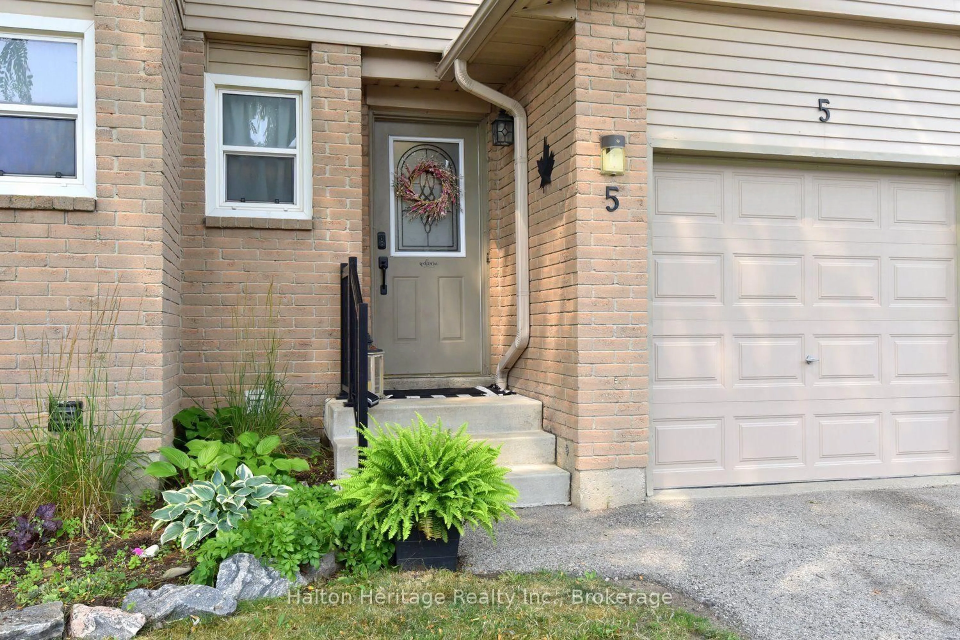 Indoor entryway for 15 Derby St #5, Hamilton Ontario L8W 3T3