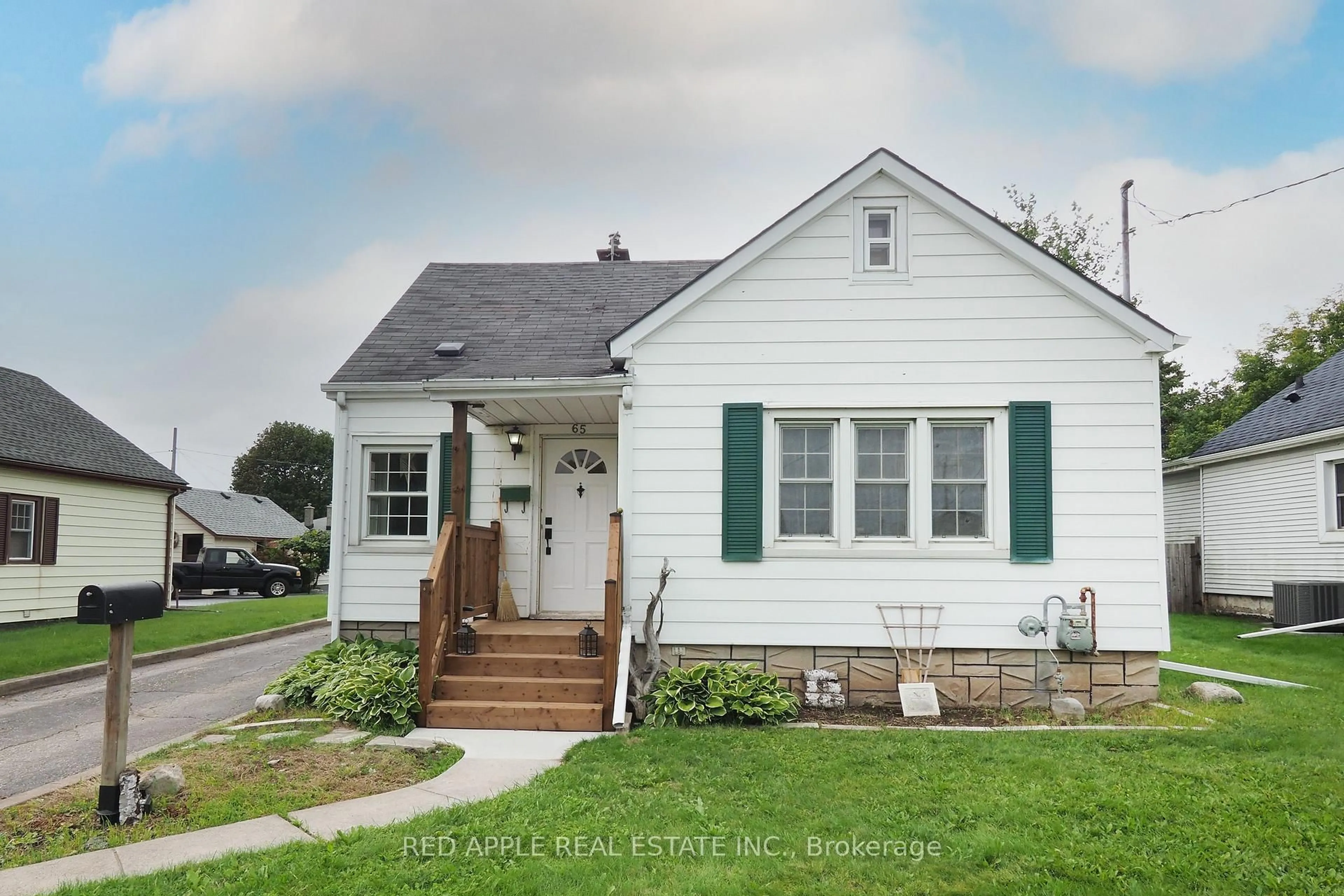 Home with vinyl exterior material, street for 65 Elgin St, Cambridge Ontario N1R 5G6
