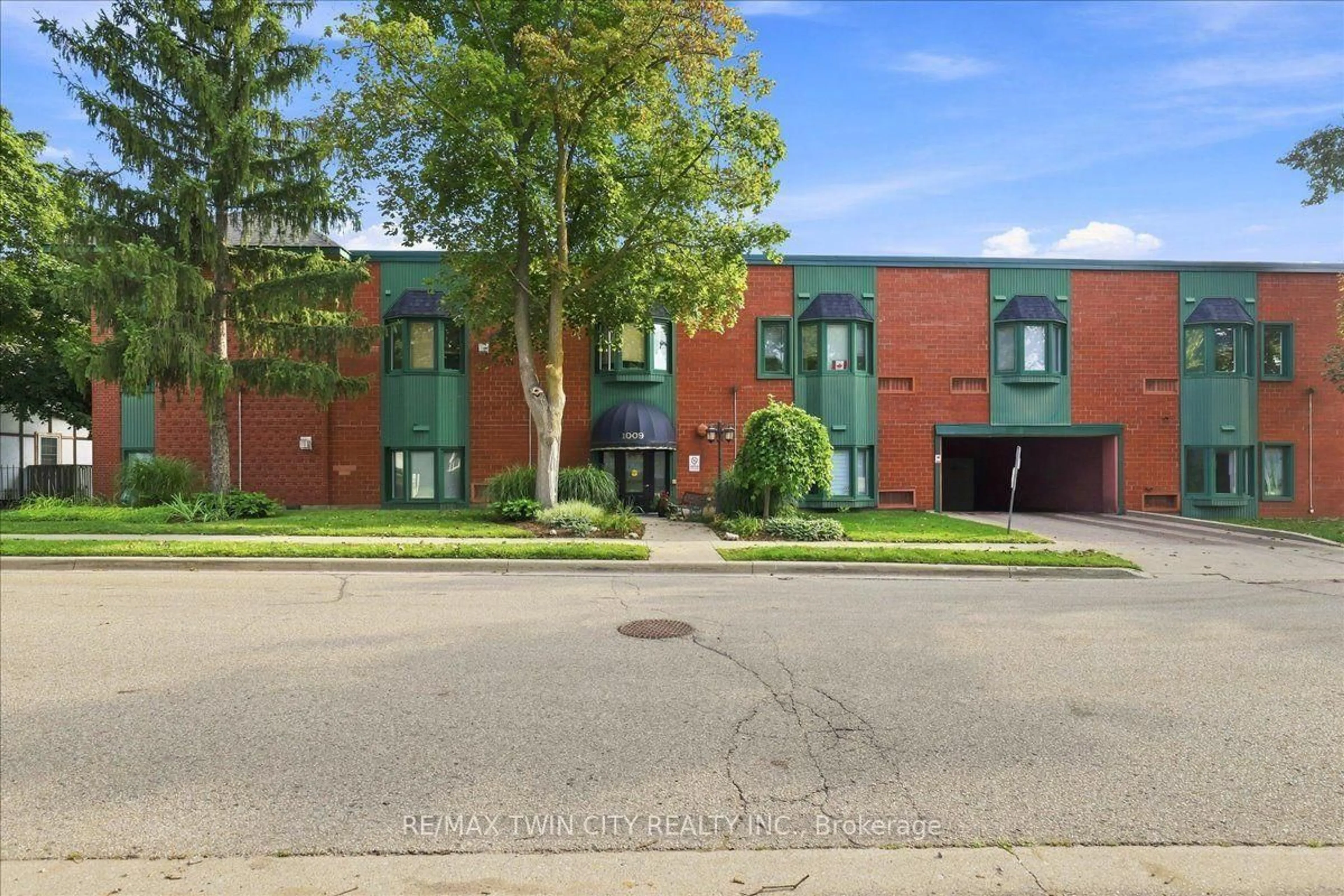 Home with brick exterior material, street for 1009 Queenston Rd #217, Cambridge Ontario N3H 3K7