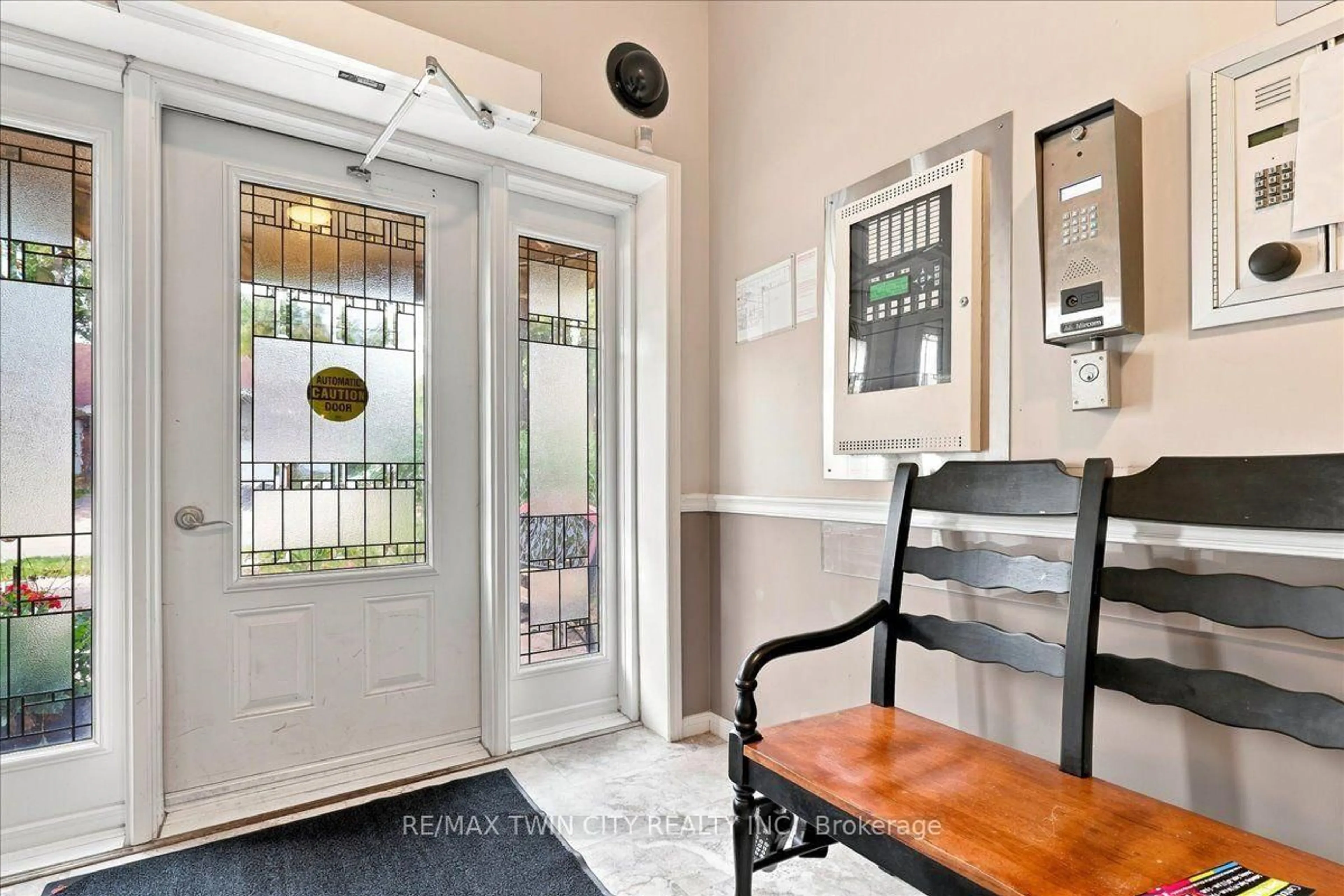 Indoor entryway for 1009 Queenston Rd #217, Cambridge Ontario N3H 3K7