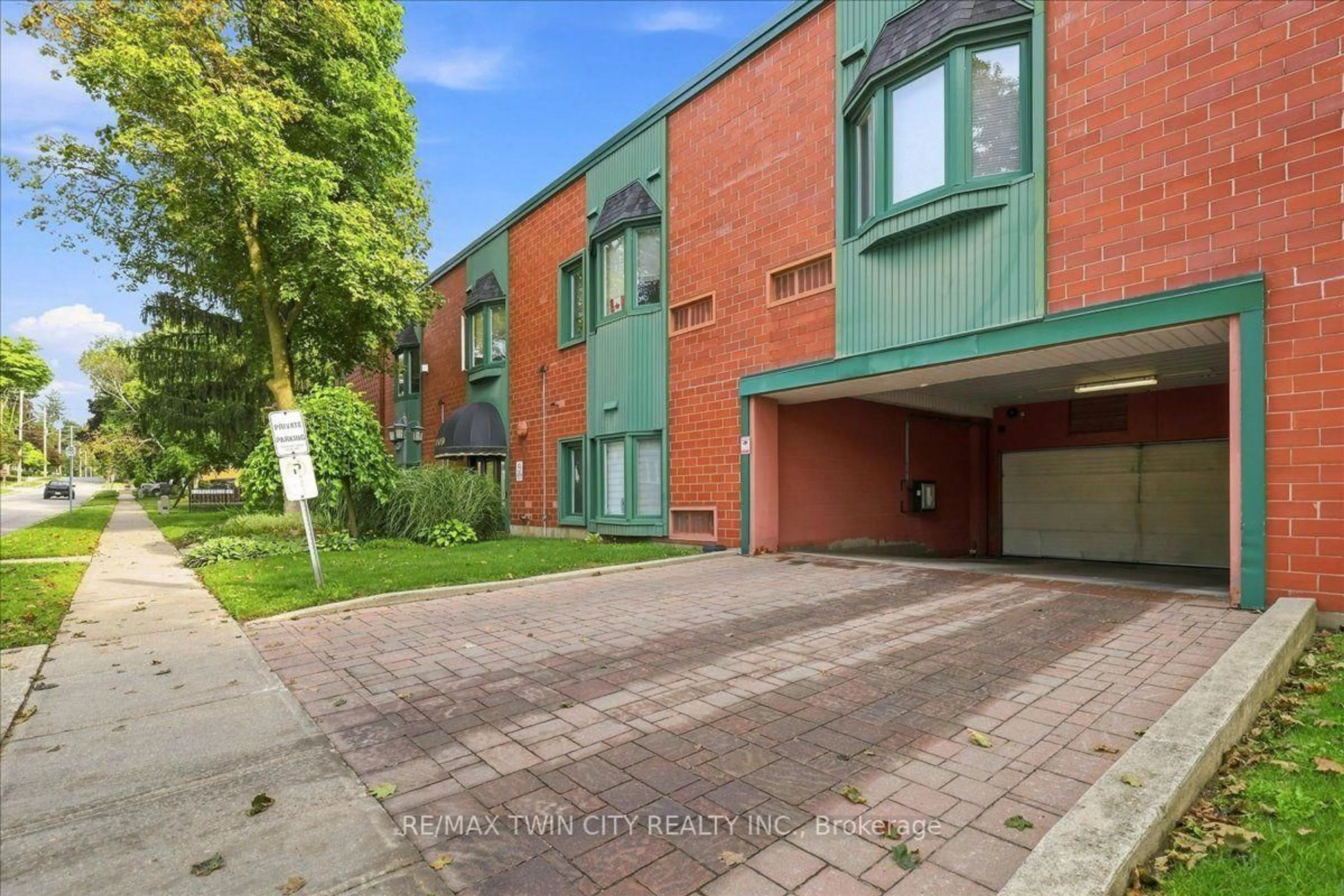 A pic from outside/outdoor area/front of a property/back of a property/a pic from drone, street for 1009 Queenston Rd #217, Cambridge Ontario N3H 3K7