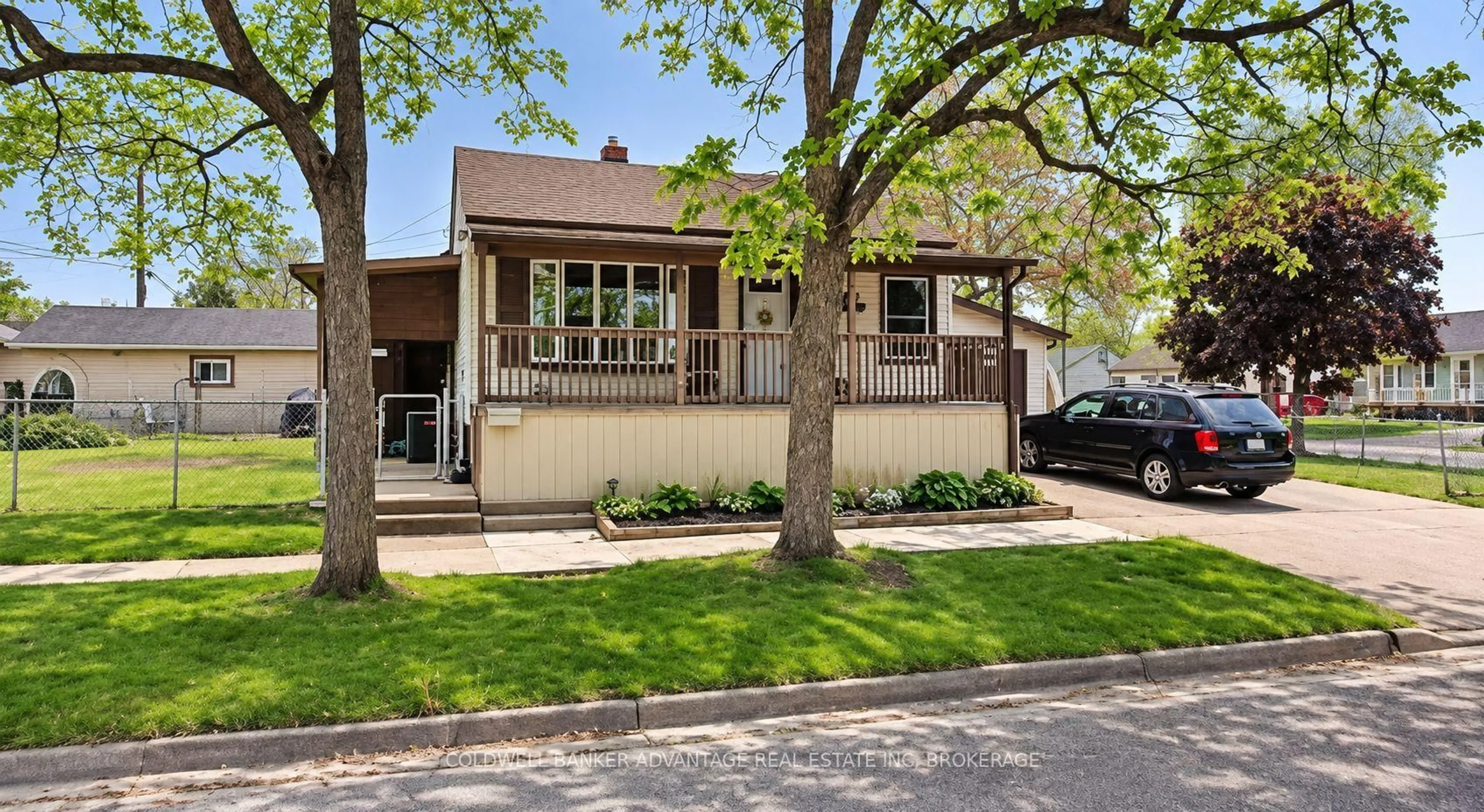 Home with brick exterior material, street for 345 Fleet St, Welland Ontario L3B 4X2