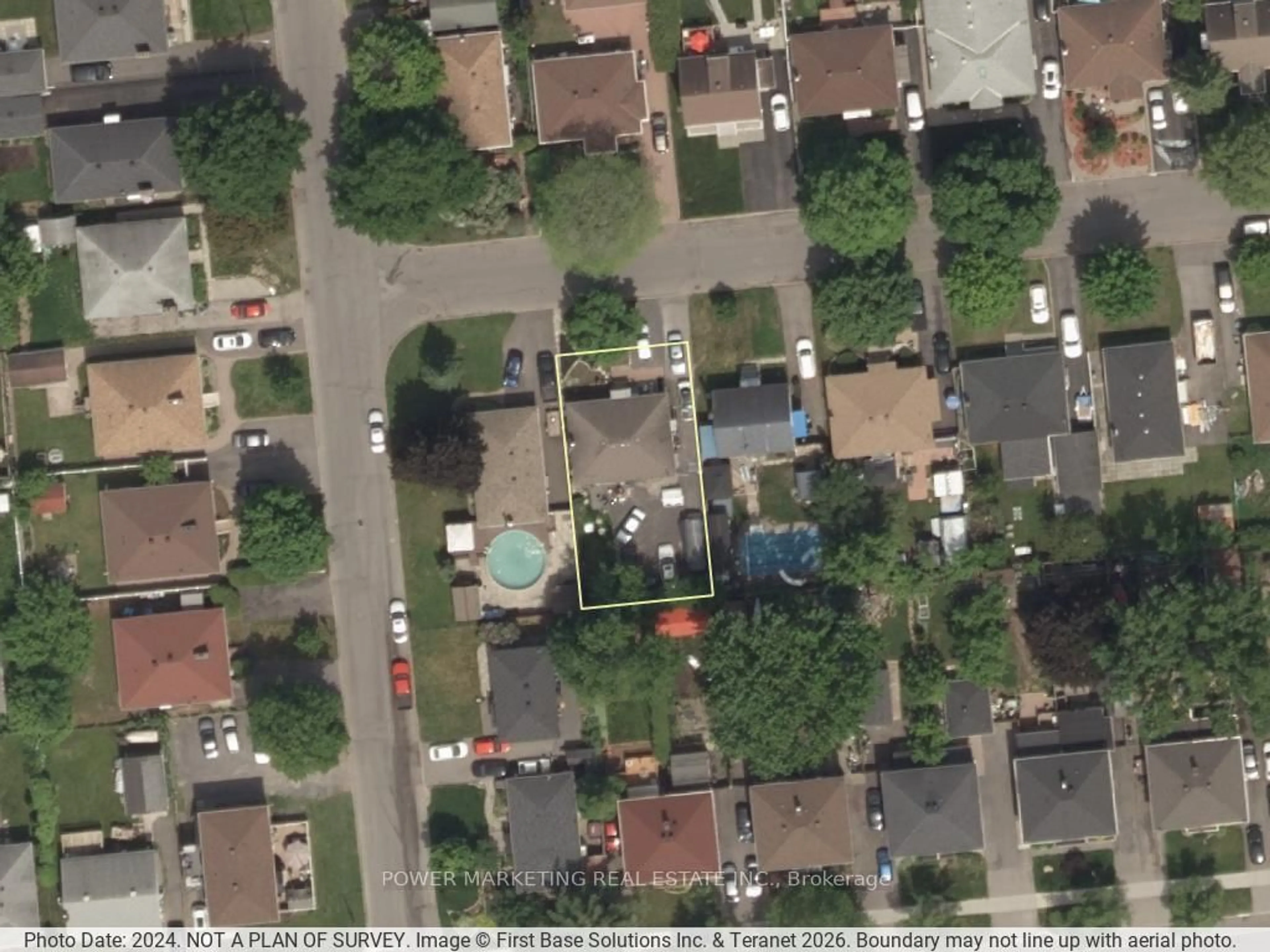 A pic from outside/outdoor area/front of a property/back of a property/a pic from drone, street for 320 Fullerton Ave, Ottawa Ontario K1K 1K3