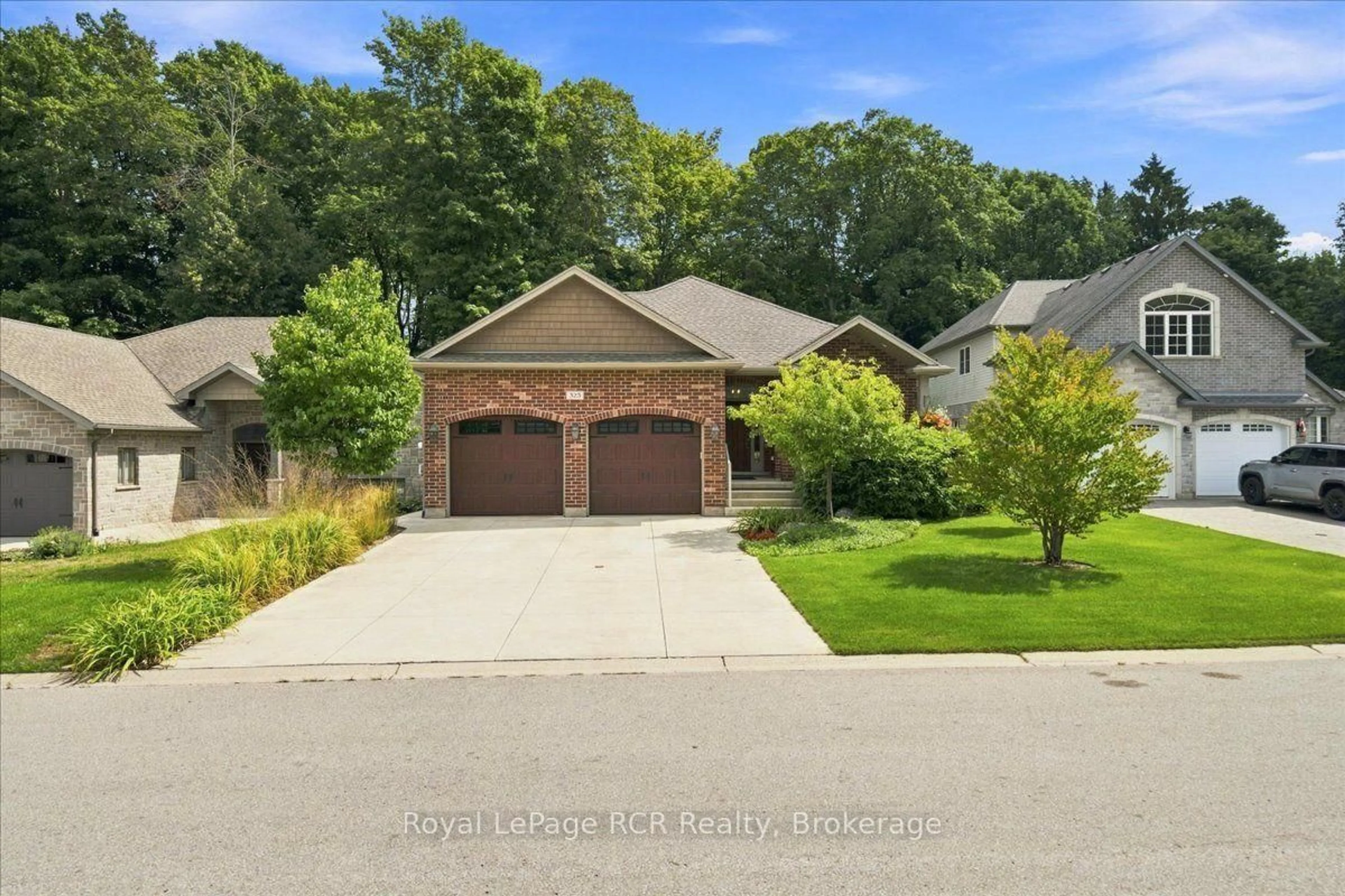 A pic from outside/outdoor area/front of a property/back of a property/a pic from drone, street for 323 5th Ave, Owen Sound Ontario N4K 0E4