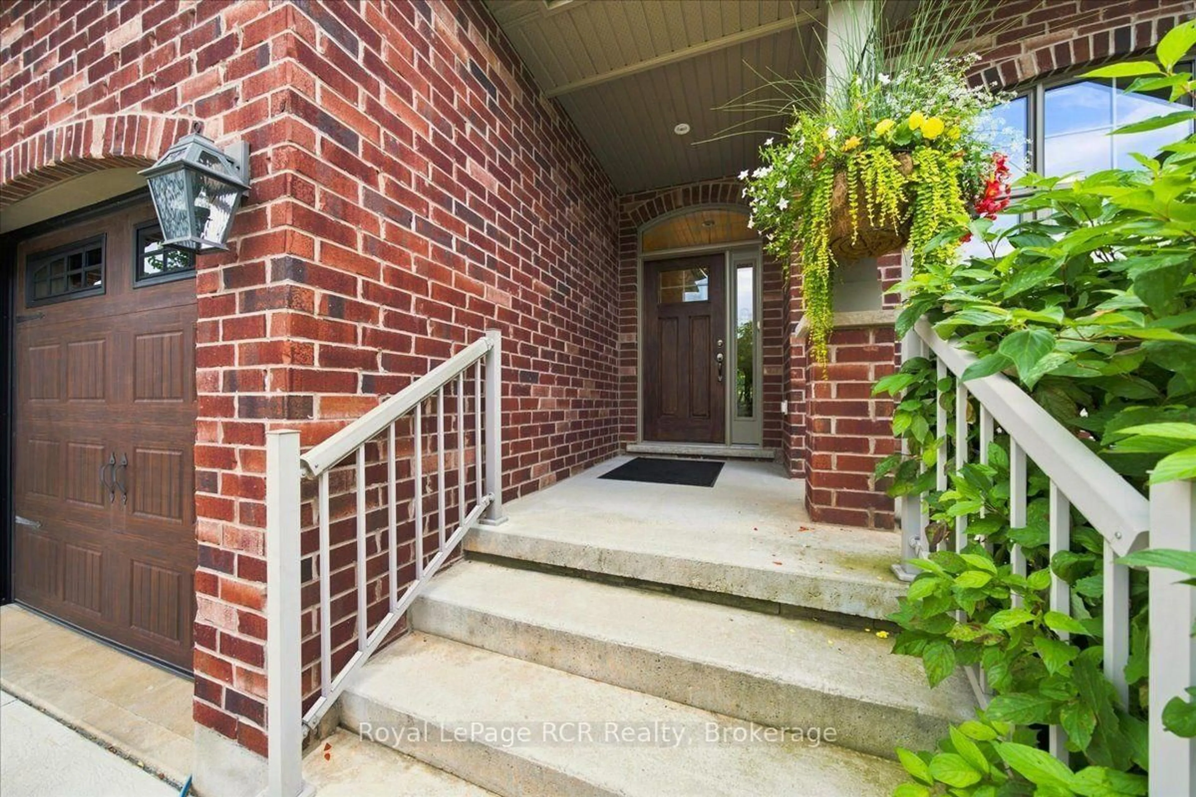 Indoor entryway for 323 5th Ave, Owen Sound Ontario N4K 0E4