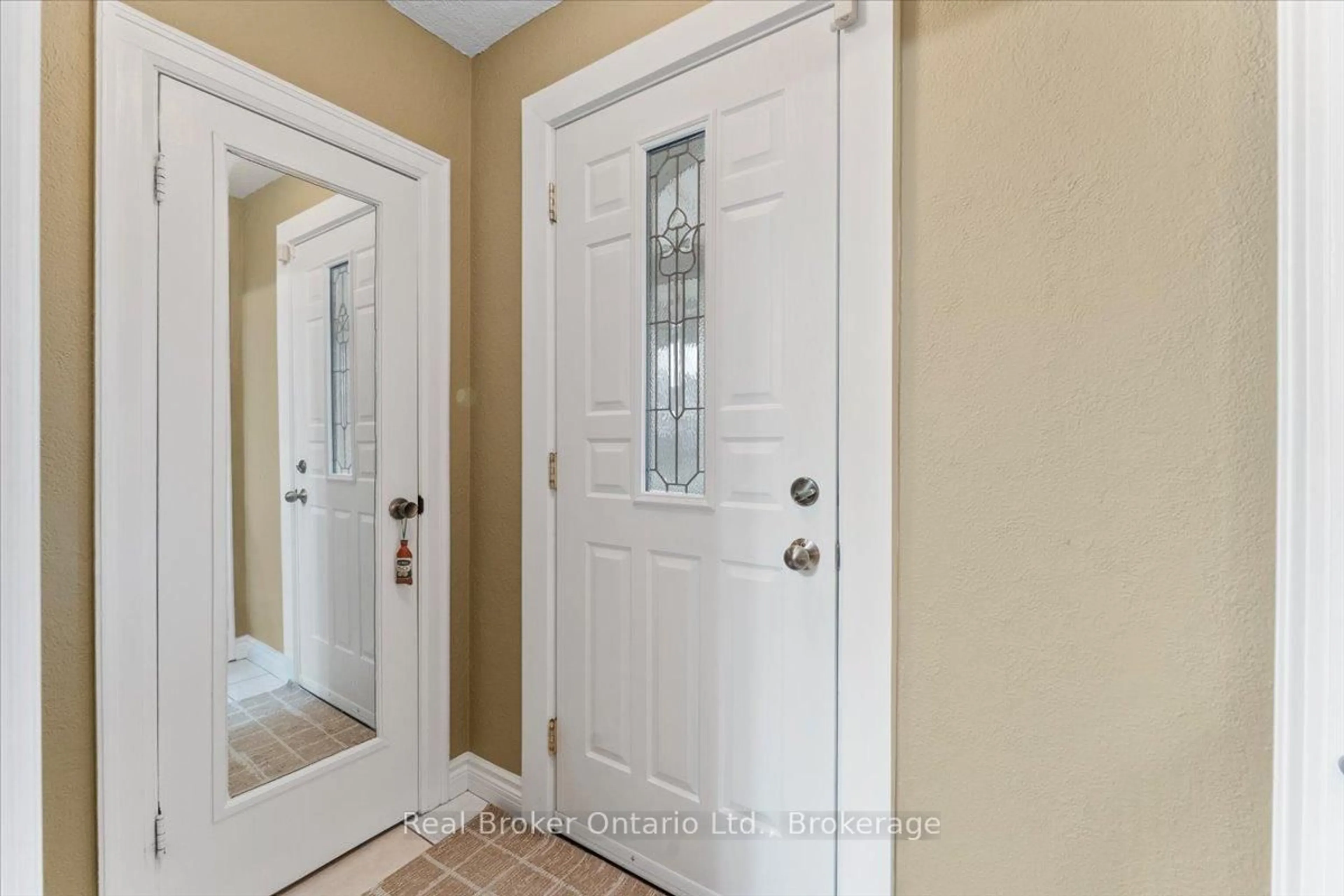 Indoor entryway for 193 Huxley Ave, Hamilton Ontario L8K 2R2