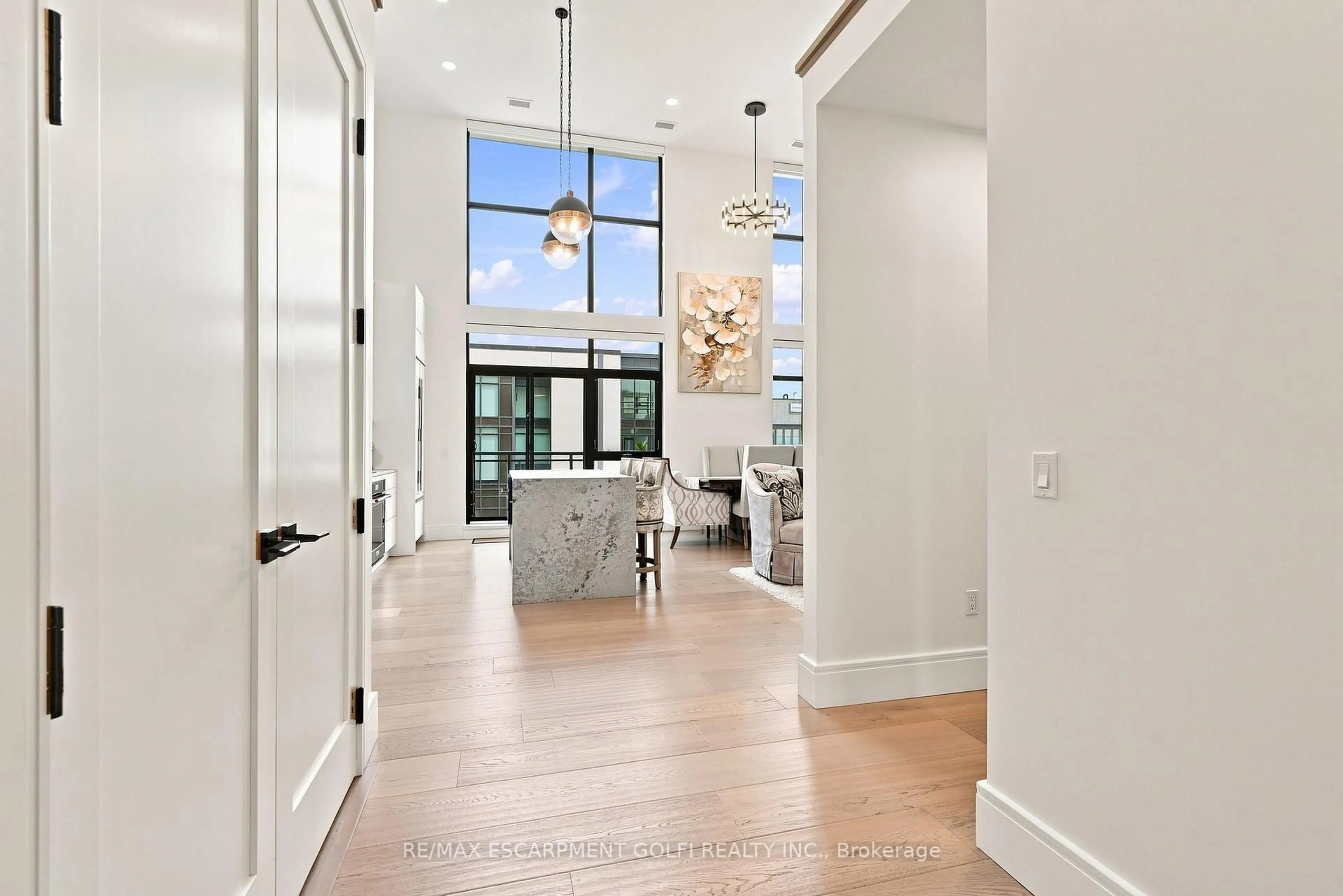 Indoor entryway for 112 King St #PH5, Hamilton Ontario L8N 0A9