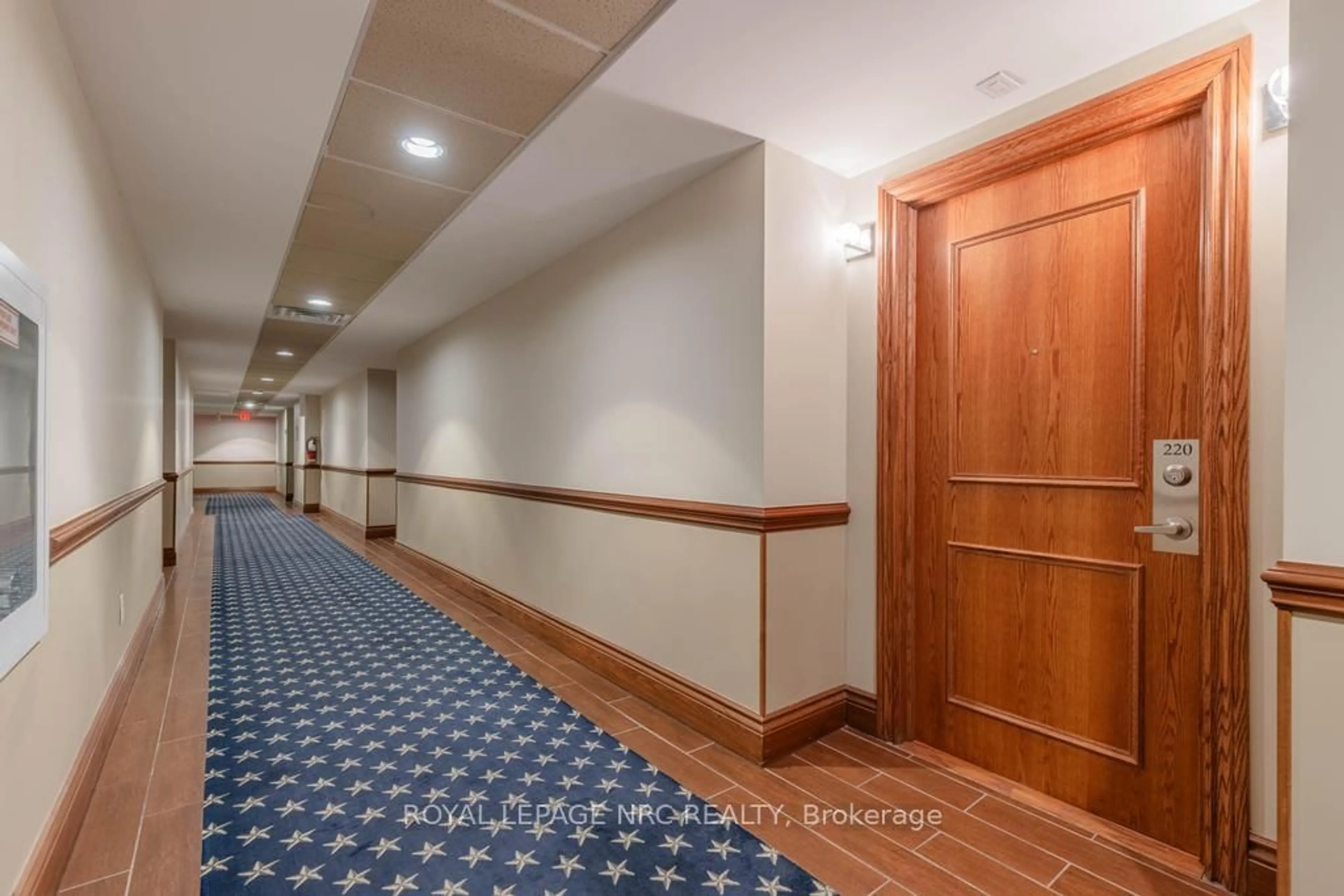 Indoor foyer for 8111 Forest Glen Dr #220, Niagara Falls Ontario L2H 2Y7