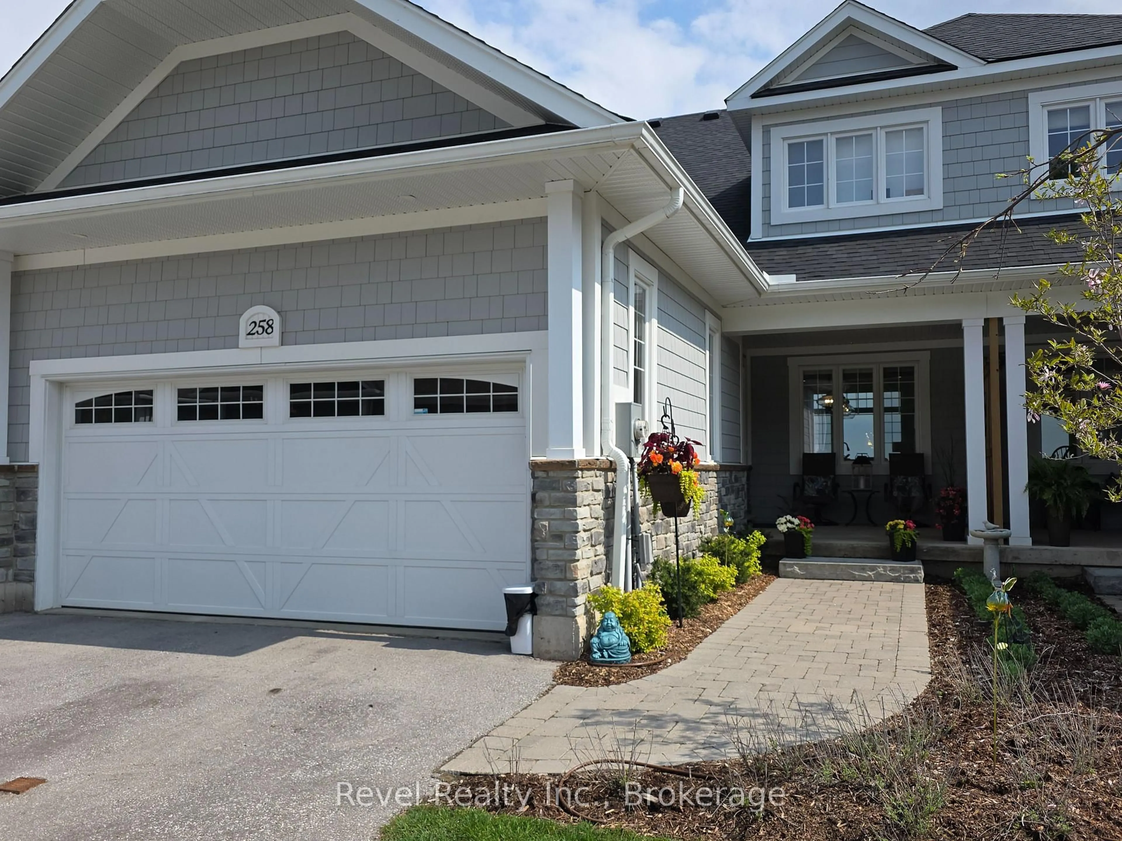 Home with vinyl exterior material, street for 258 Ironwood Way, Georgian Bluffs Ontario N0H 1S0