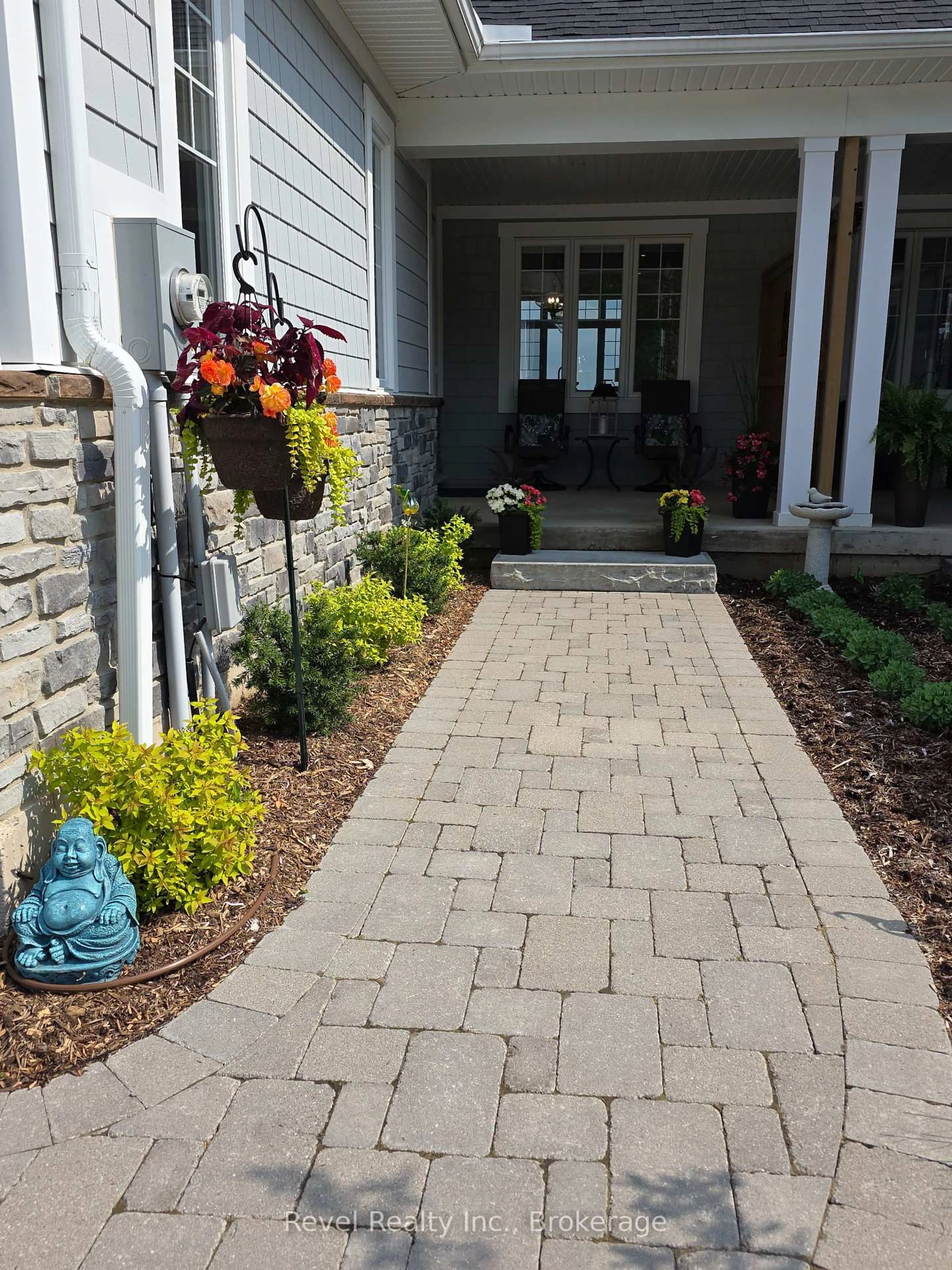 Indoor entryway for 258 Ironwood Way, Georgian Bluffs Ontario N0H 1S0