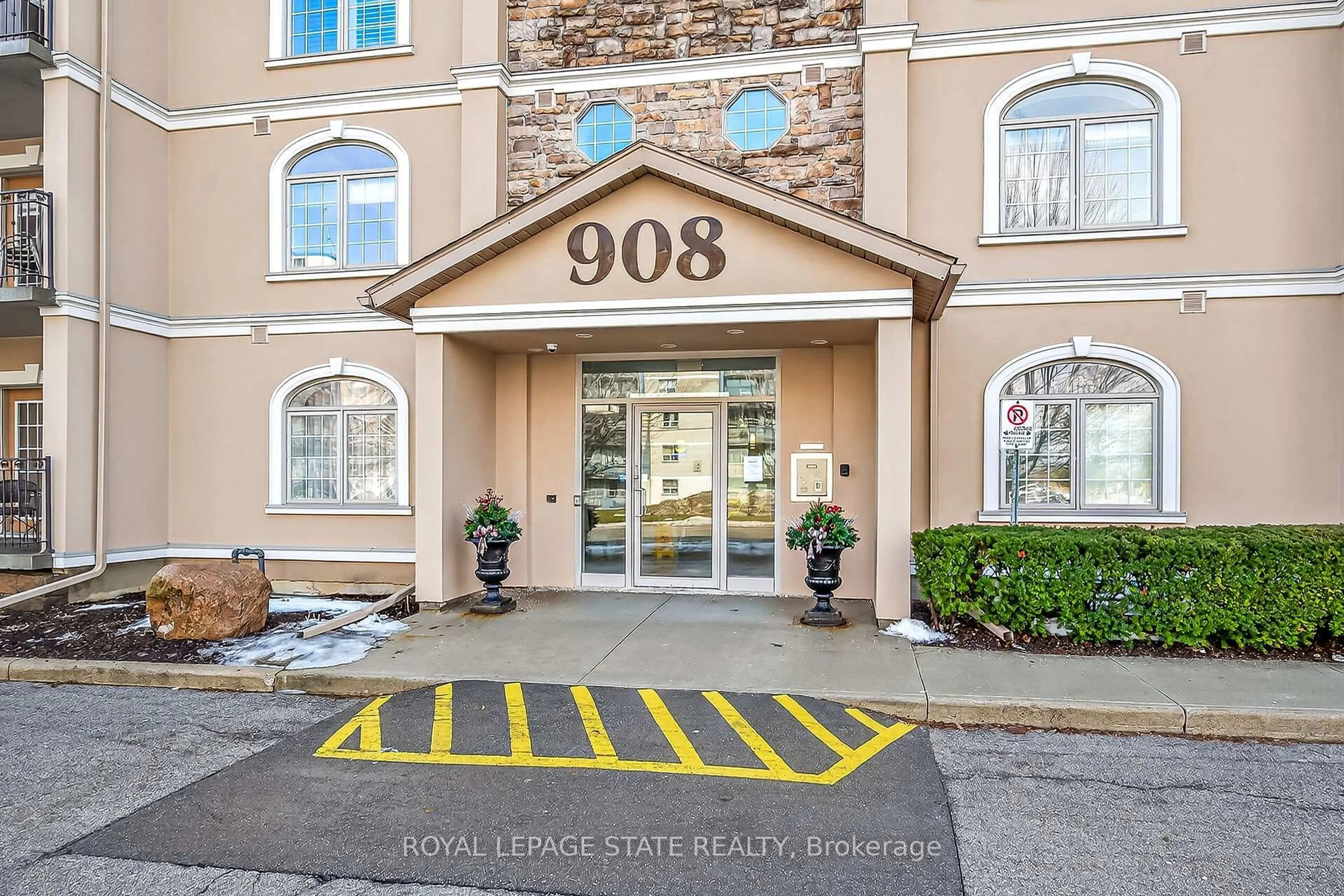 Indoor foyer for 908 Mohawk Rd #308, Hamilton Ontario L8T 2R8