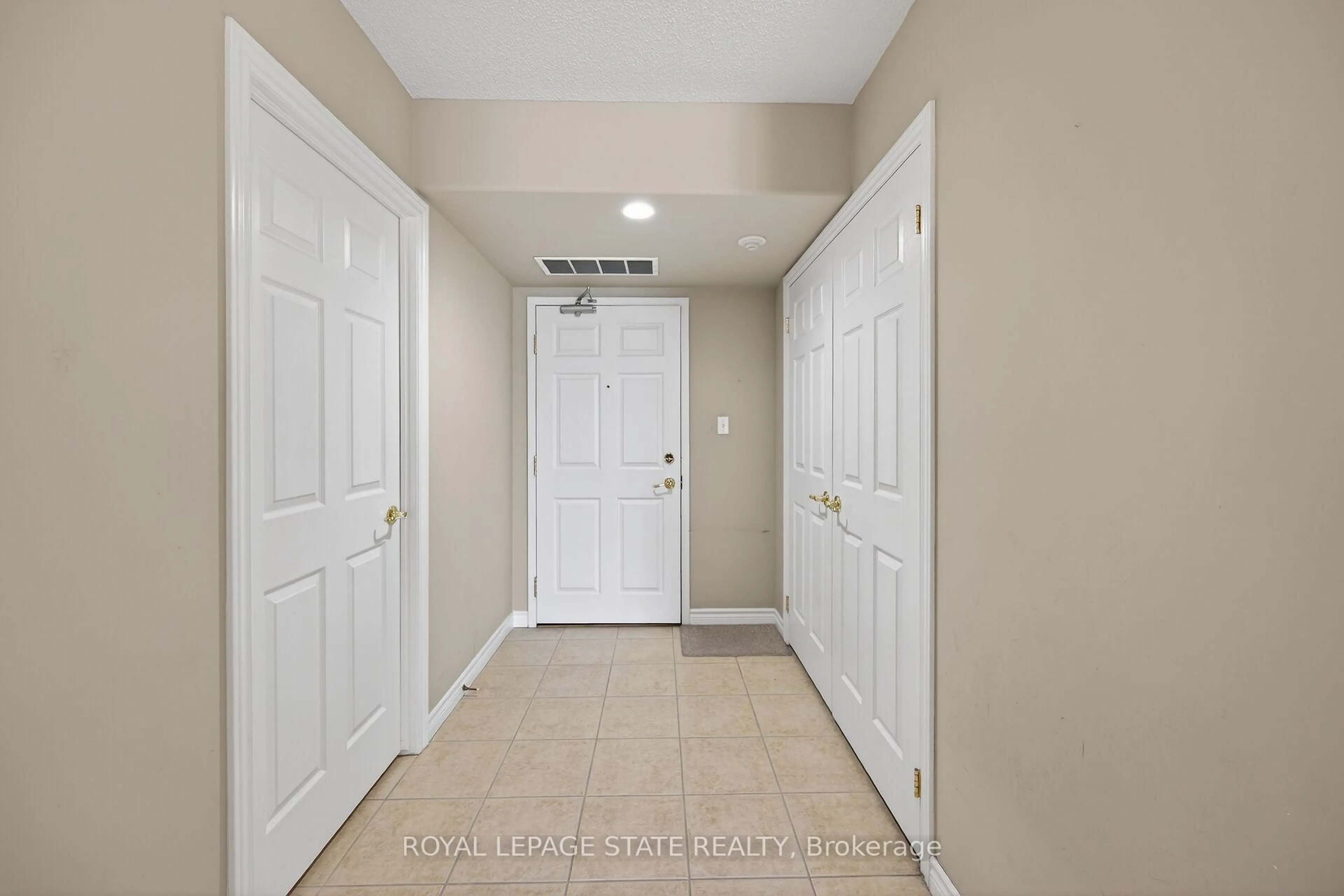 Indoor entryway for 908 Mohawk Rd #308, Hamilton Ontario L8T 2R8