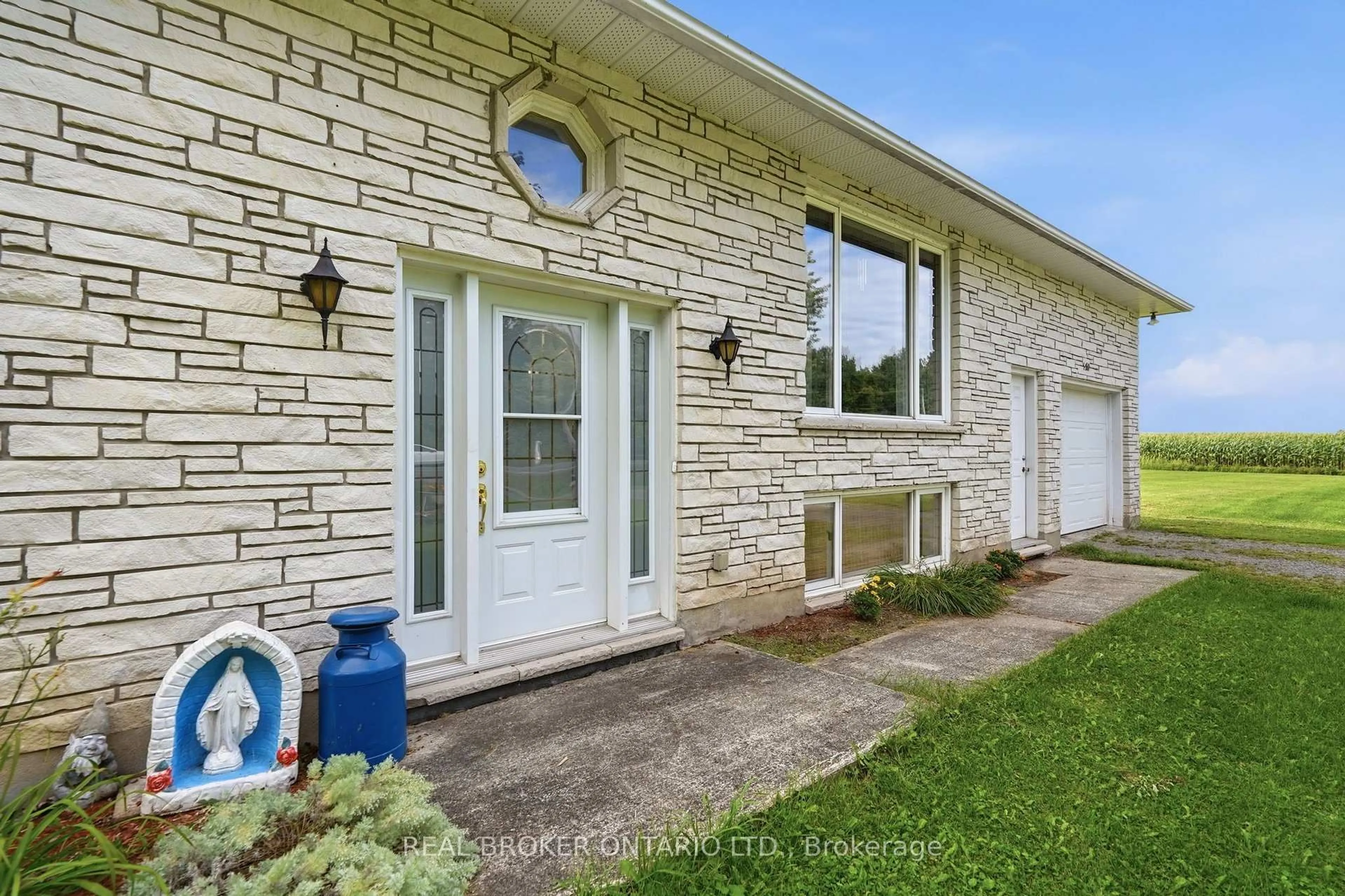 Home with brick exterior material, water/lake/river/ocean view for 550 Concession 1 Rd, Alfred and Plantagenet Ontario K0B 1L0