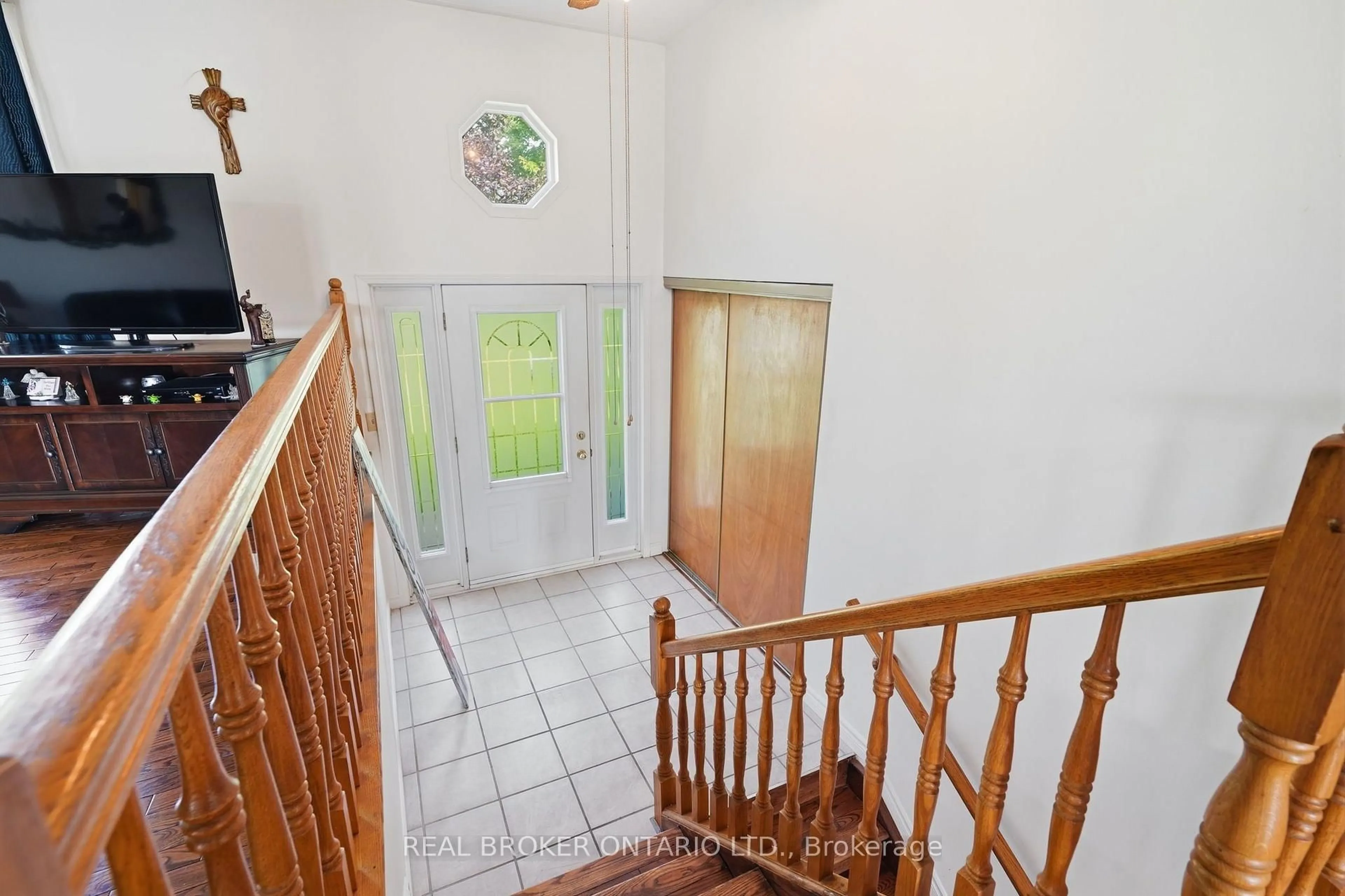 Indoor foyer for 550 Concession 1 Rd, Alfred and Plantagenet Ontario K0B 1L0