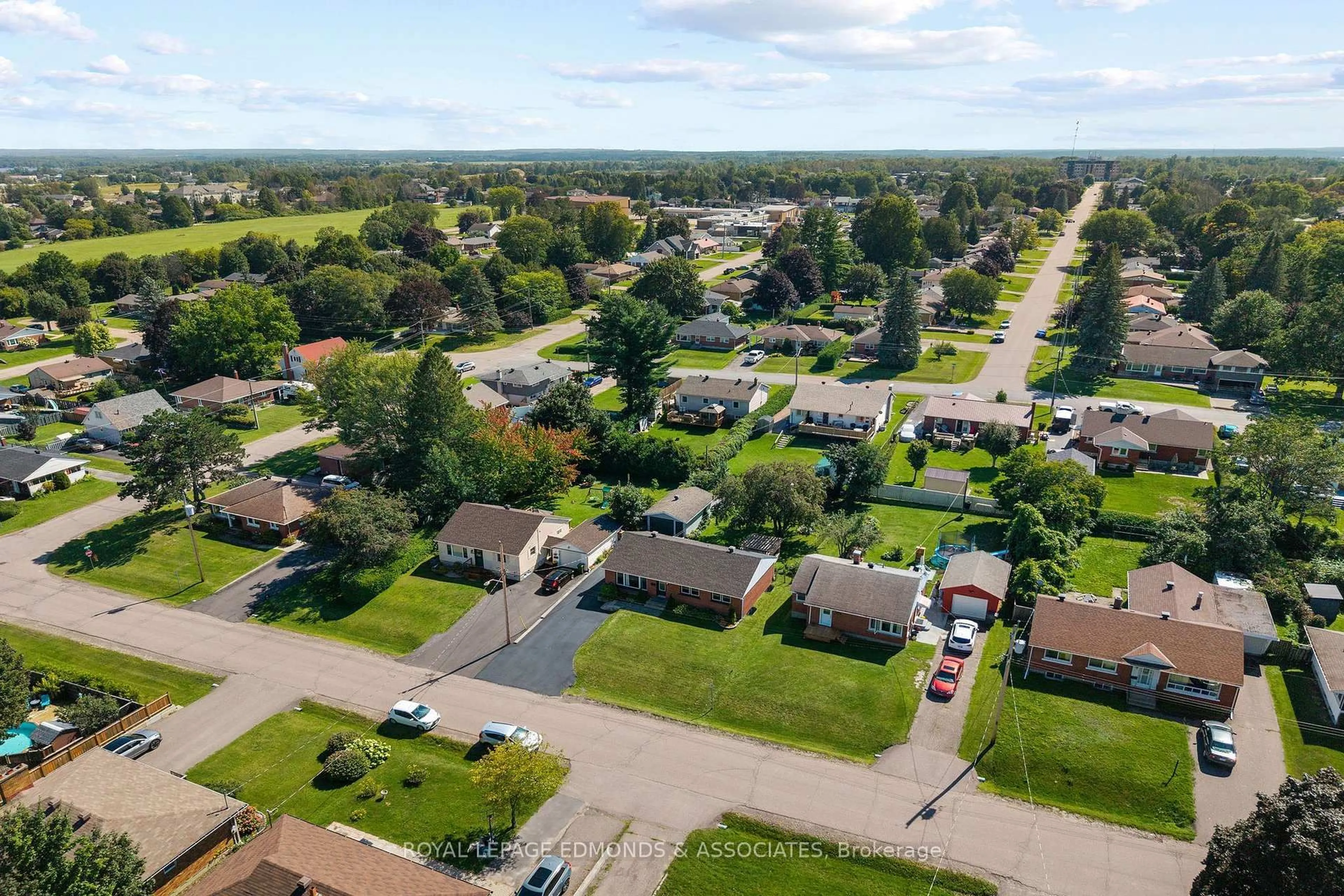 A pic from outside/outdoor area/front of a property/back of a property/a pic from drone, street for 530 Alfred St, Pembroke Ontario K8A 3B7