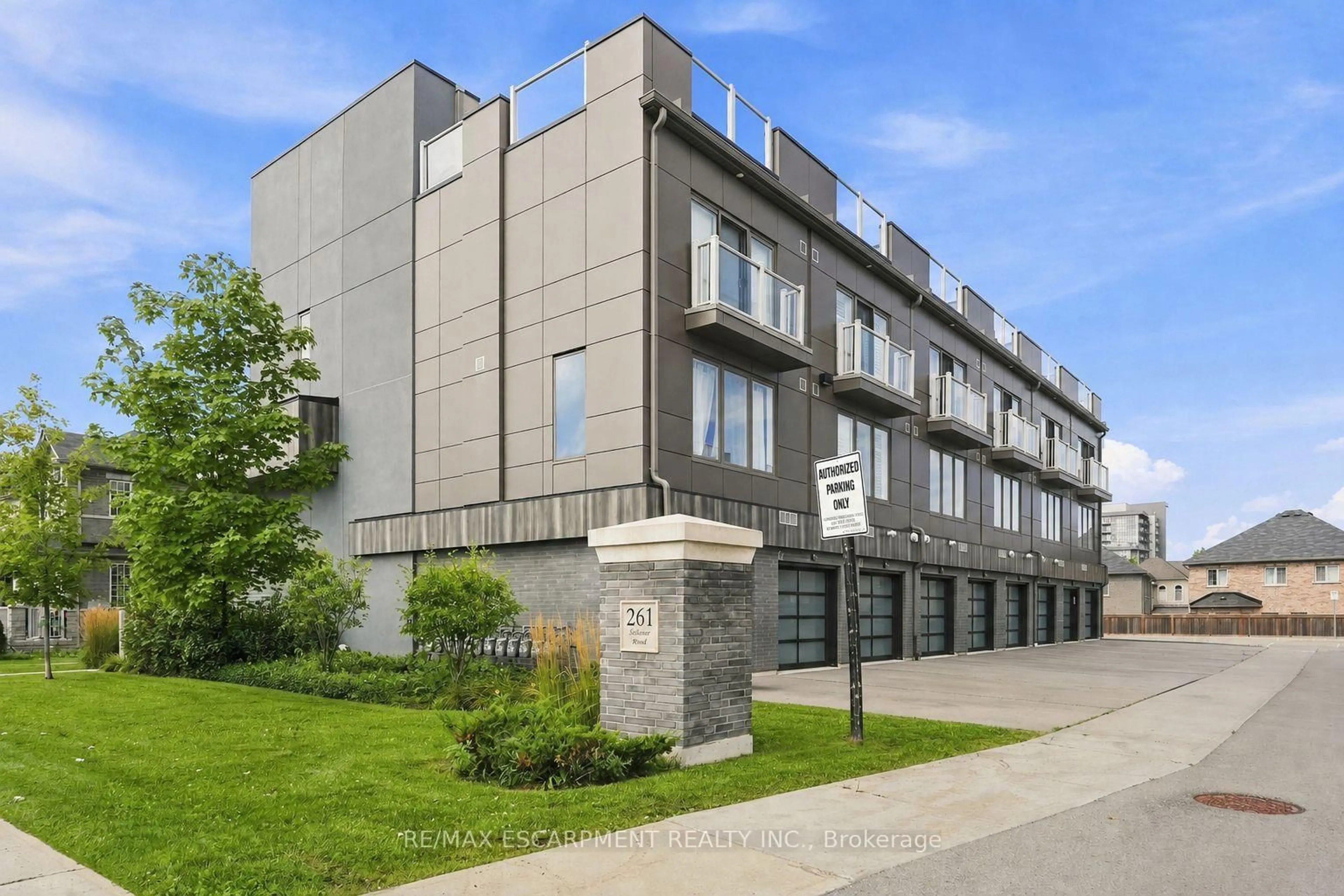 Patio, building for 261 Skinner Rd #18, Hamilton Ontario L8B 1W6