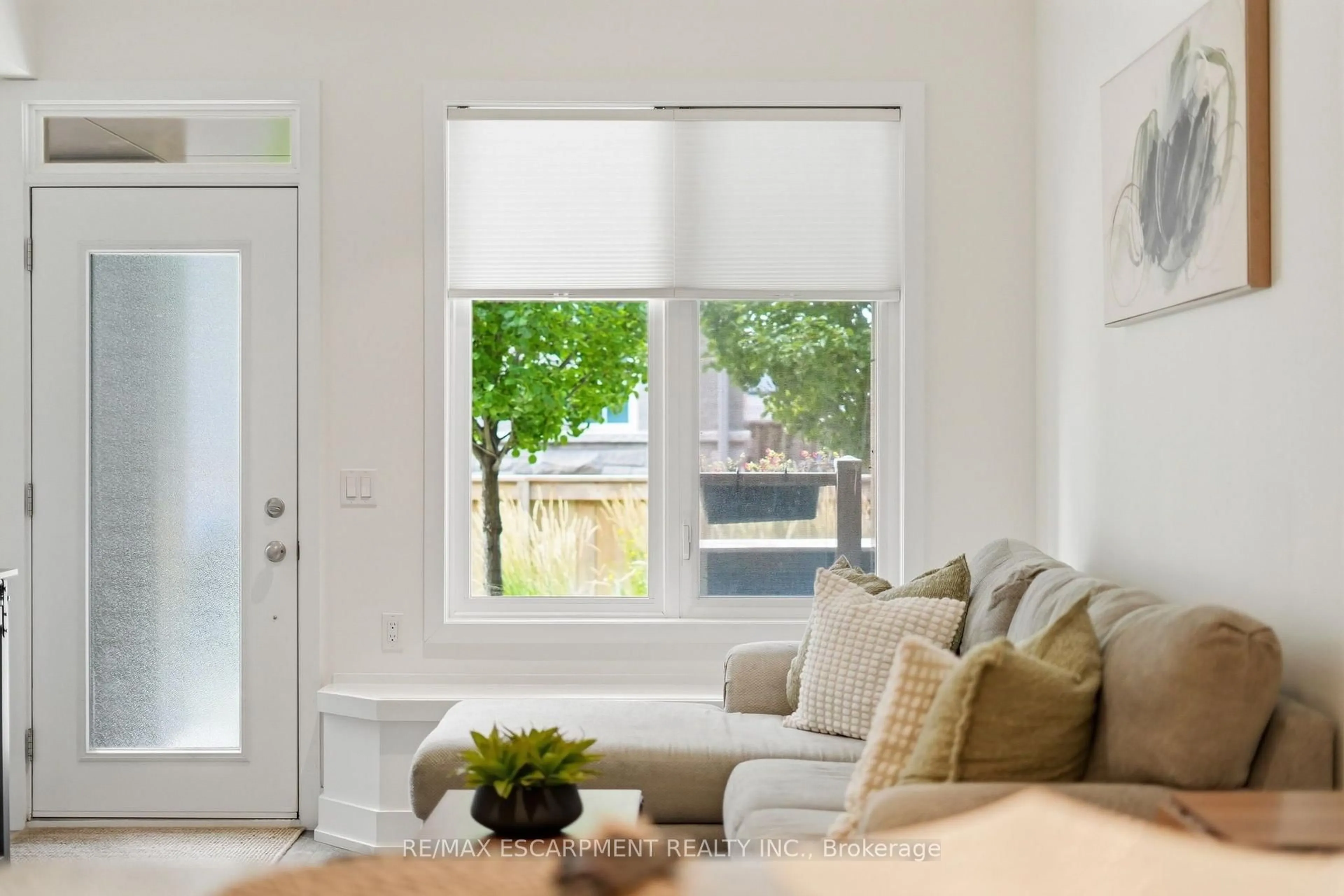 Living room with furniture, wood/laminate floor for 261 Skinner Rd #18, Hamilton Ontario L8B 1W6