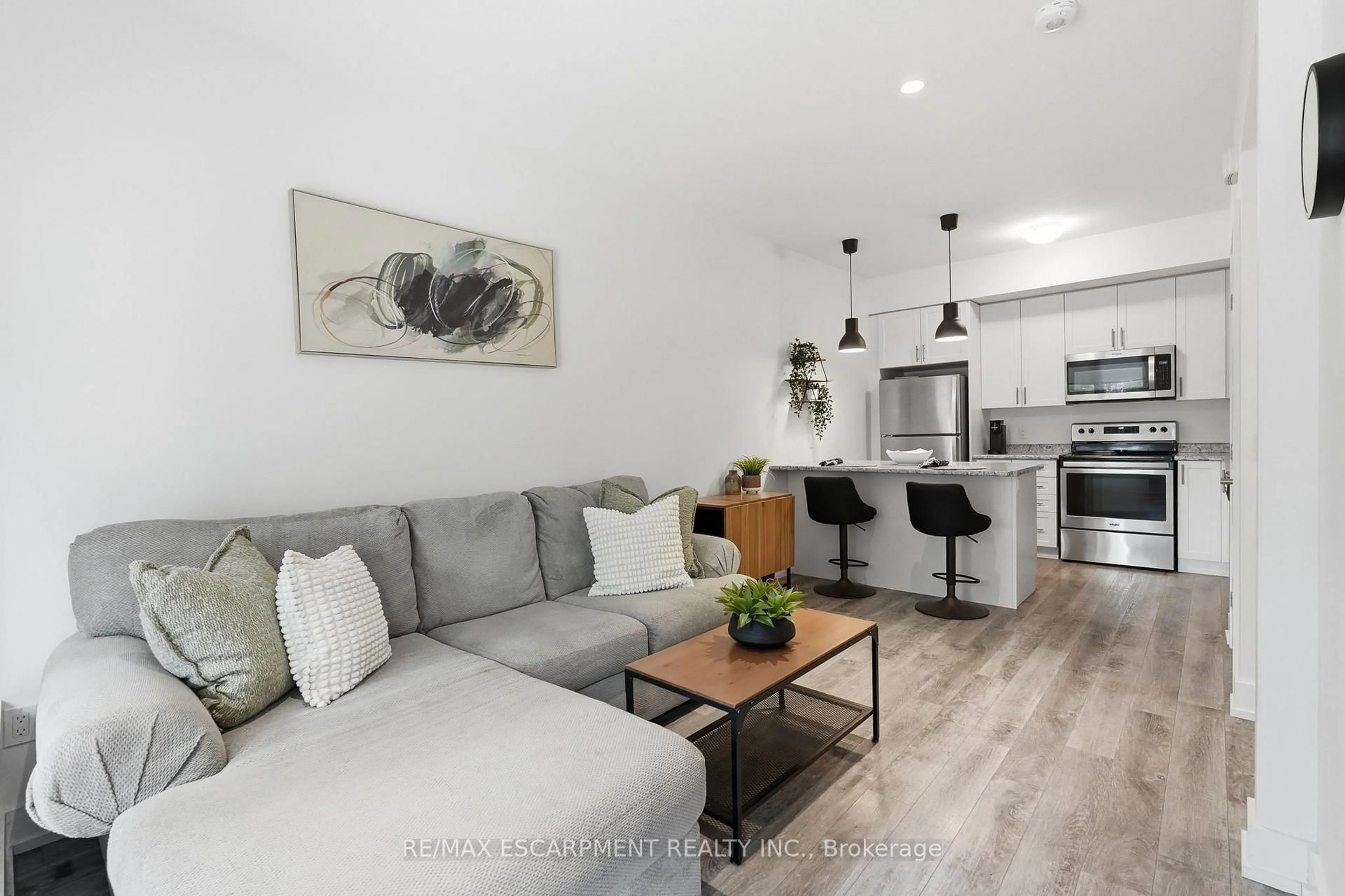 Living room with furniture, wood/laminate floor for 261 Skinner Rd #18, Hamilton Ontario L8B 1W6