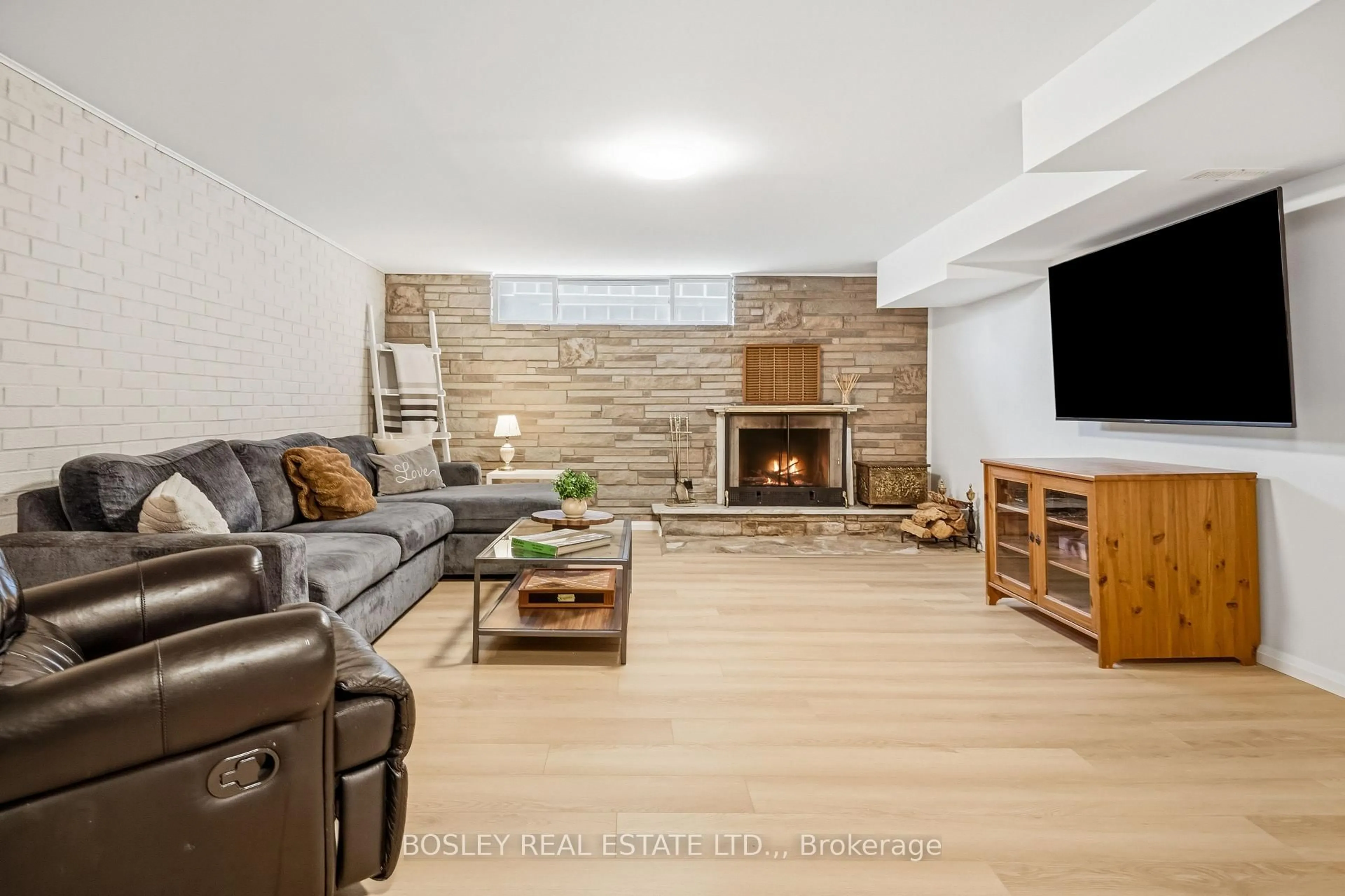 Living room with furniture, unknown for 17 Acadia Cres, St. Catharines Ontario L2P 1H7