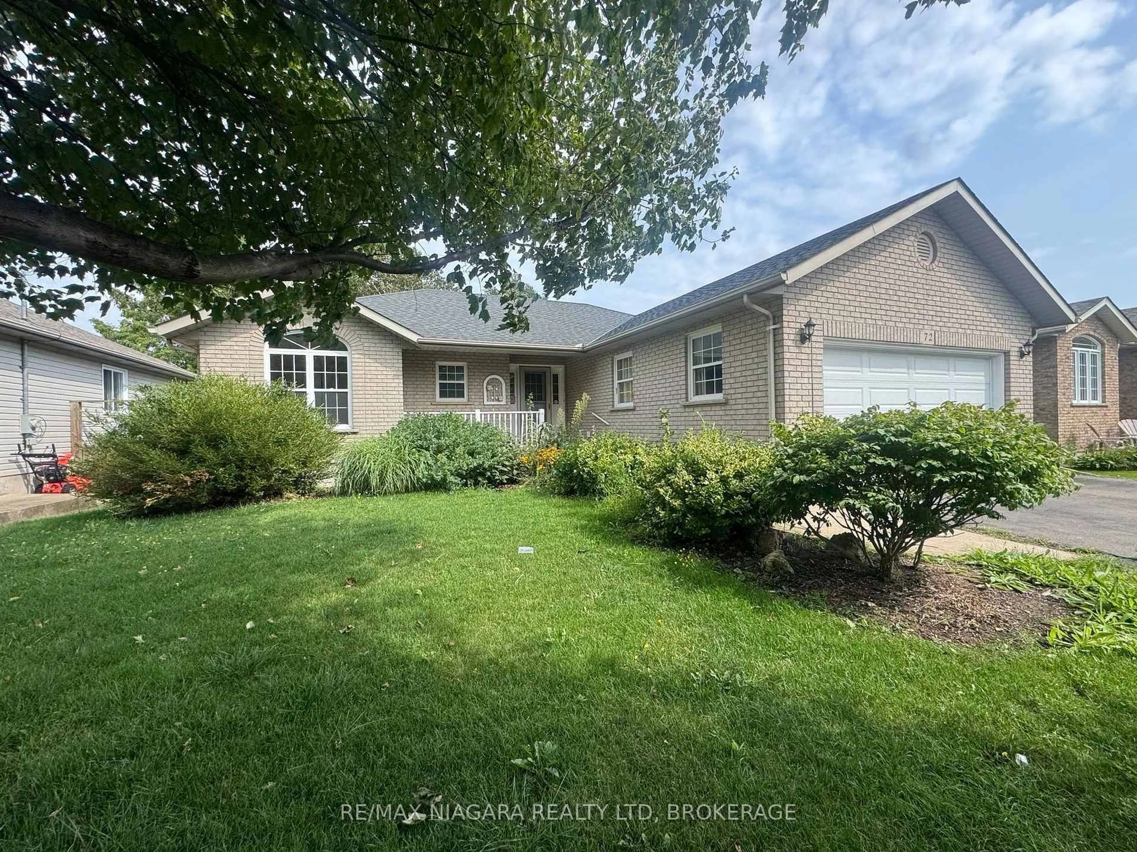 A pic from outside/outdoor area/front of a property/back of a property/a pic from drone, street for 72 Ridge Rd, Fort Erie Ontario L0S 1B0