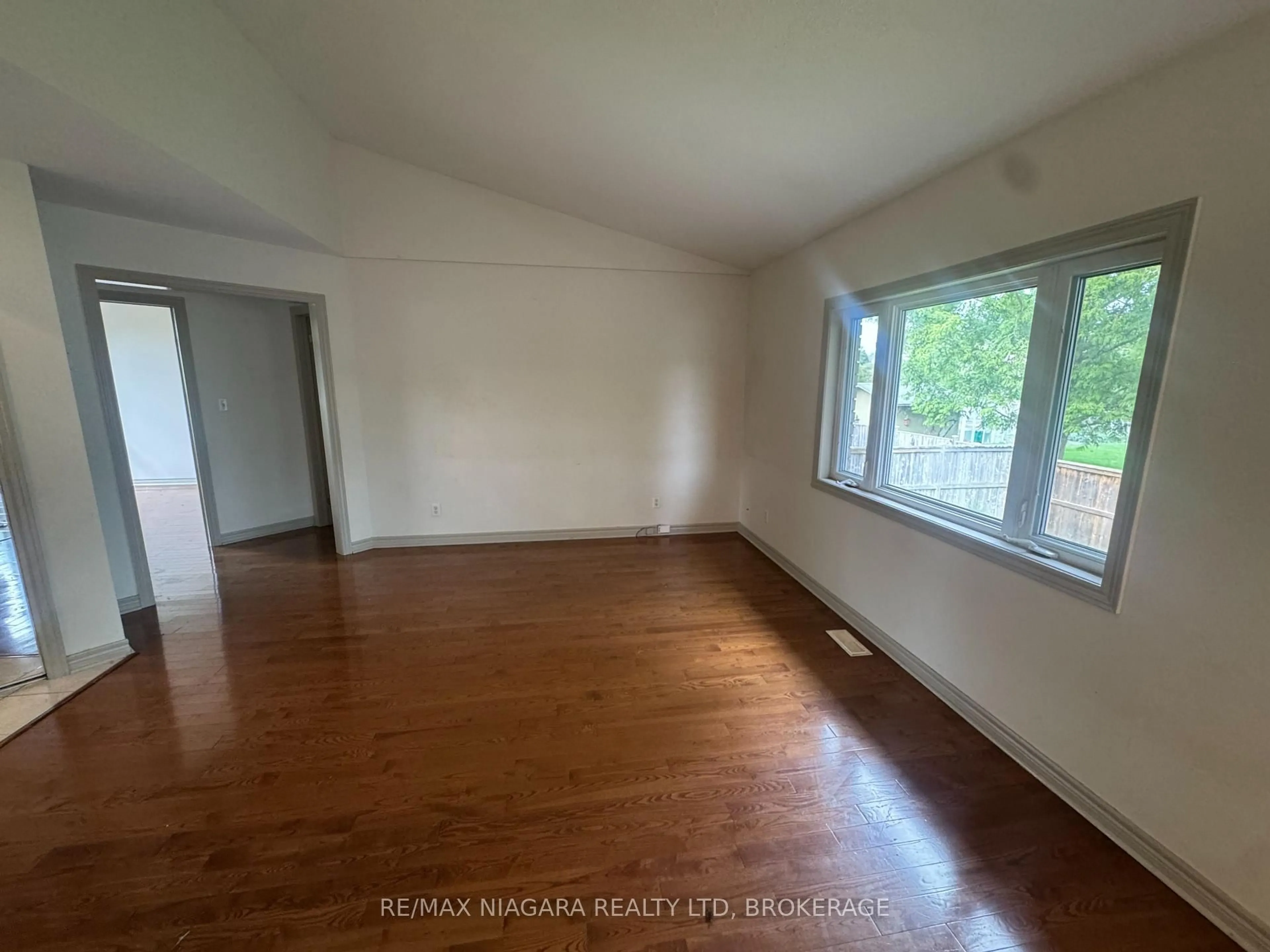 A pic of a room for 72 Ridge Rd, Fort Erie Ontario L0S 1B0