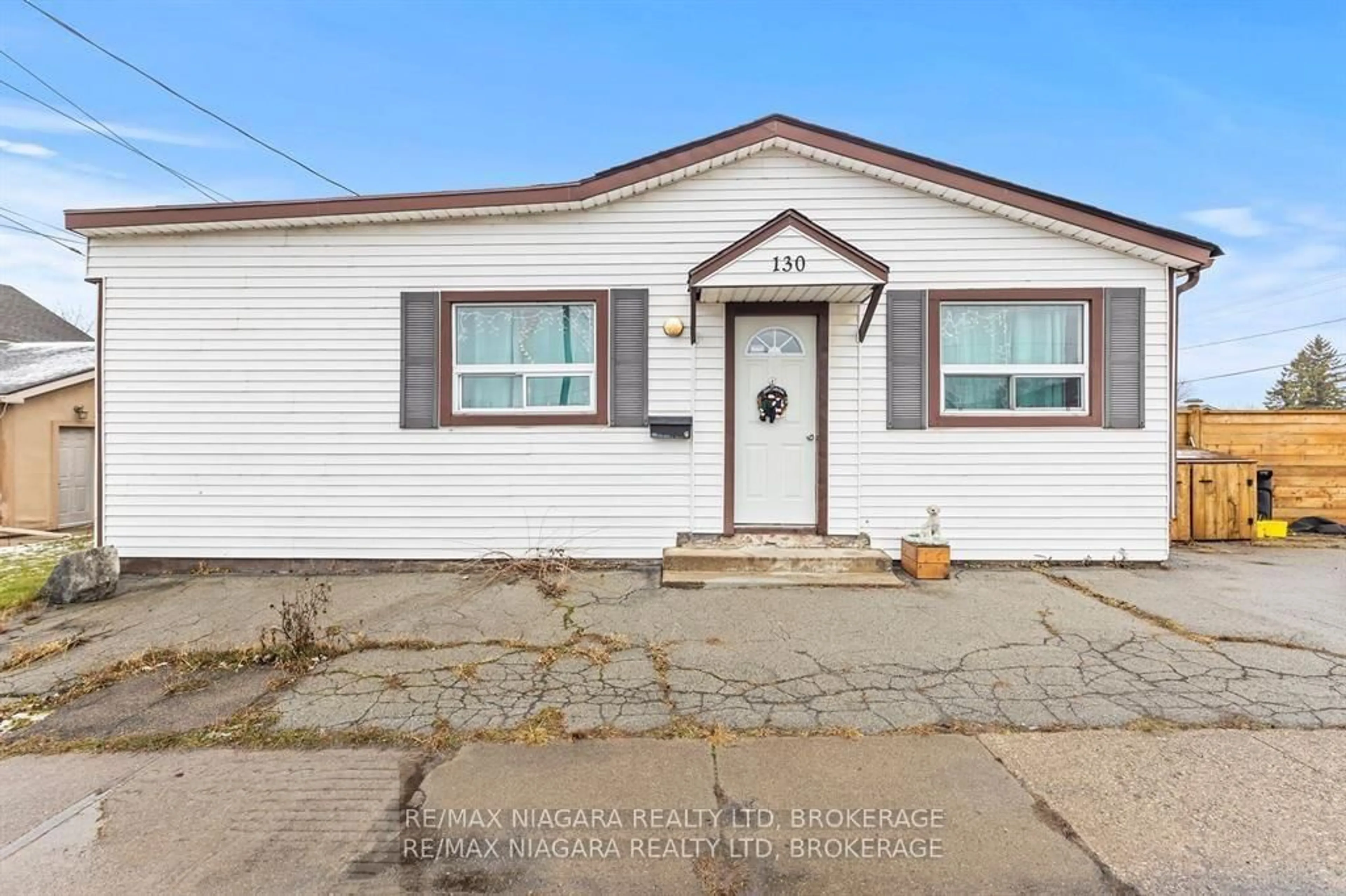 Home with vinyl exterior material, street for 130 Killaly St, Port Colborne Ontario L3K 1N6