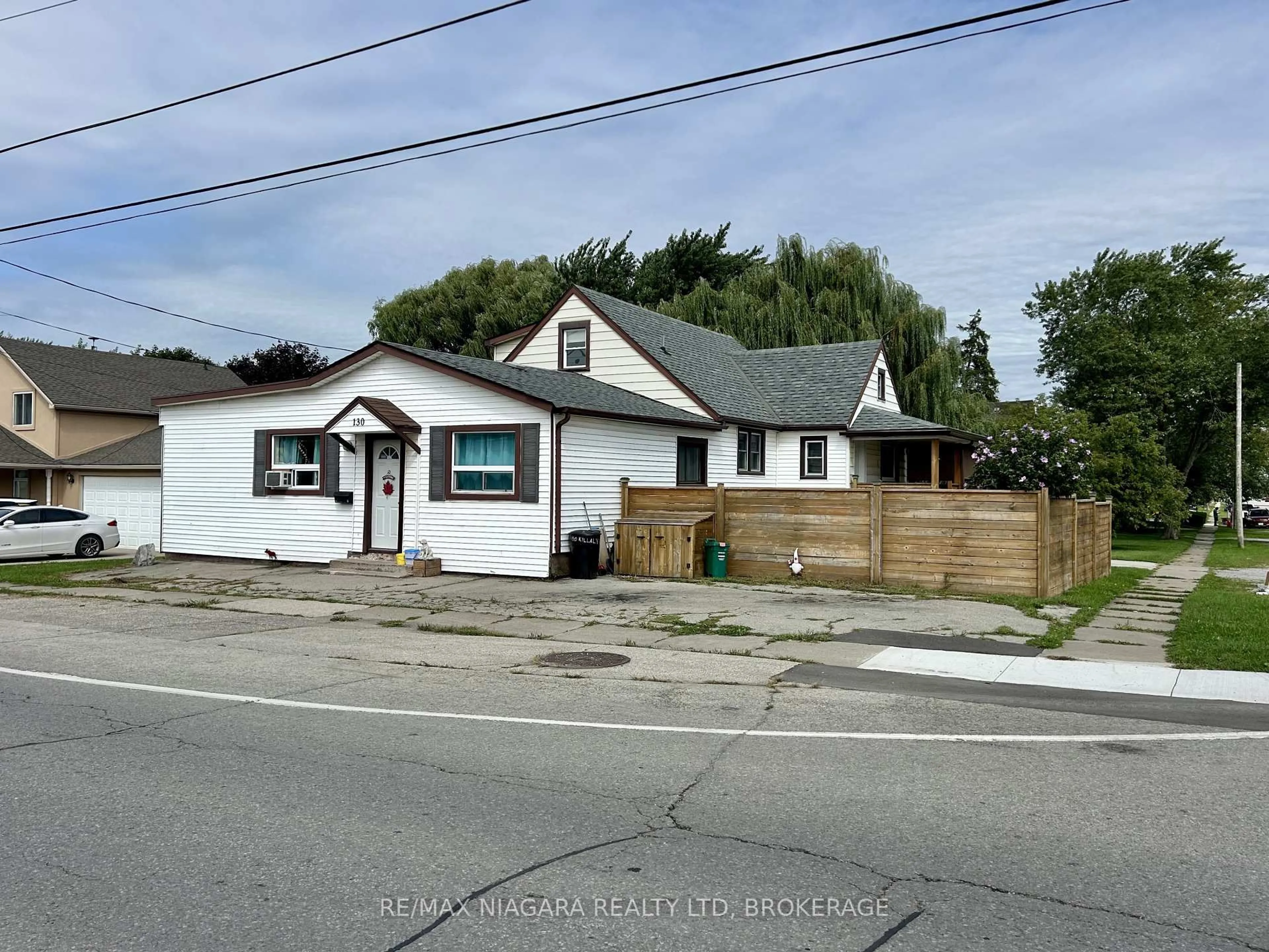 A pic from outside/outdoor area/front of a property/back of a property/a pic from drone, street for 130 Killaly St, Port Colborne Ontario L3K 1N6