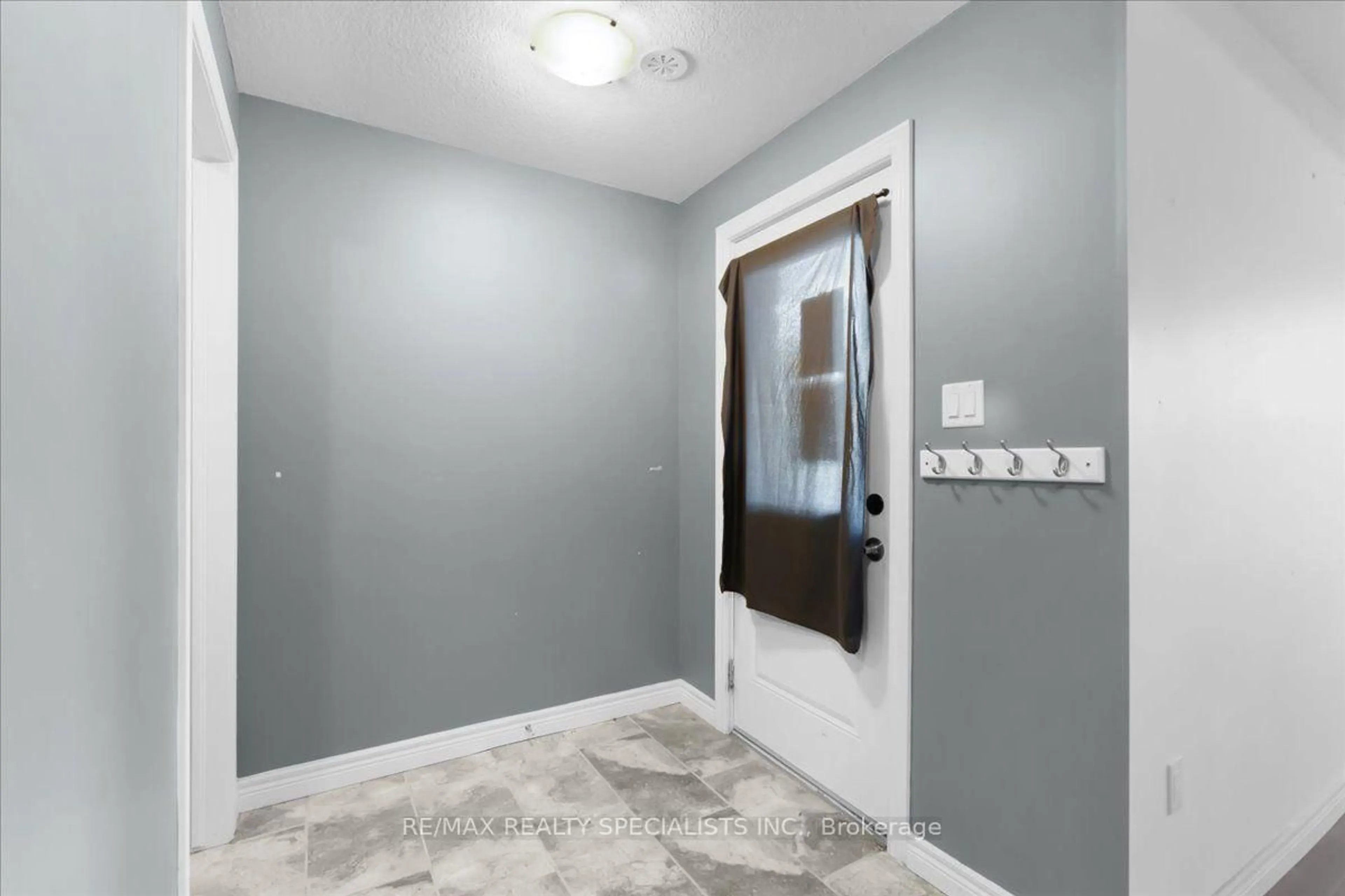 Indoor entryway for 70 Willowrun Dr #E8, Kitchener Ontario N2A 0J3