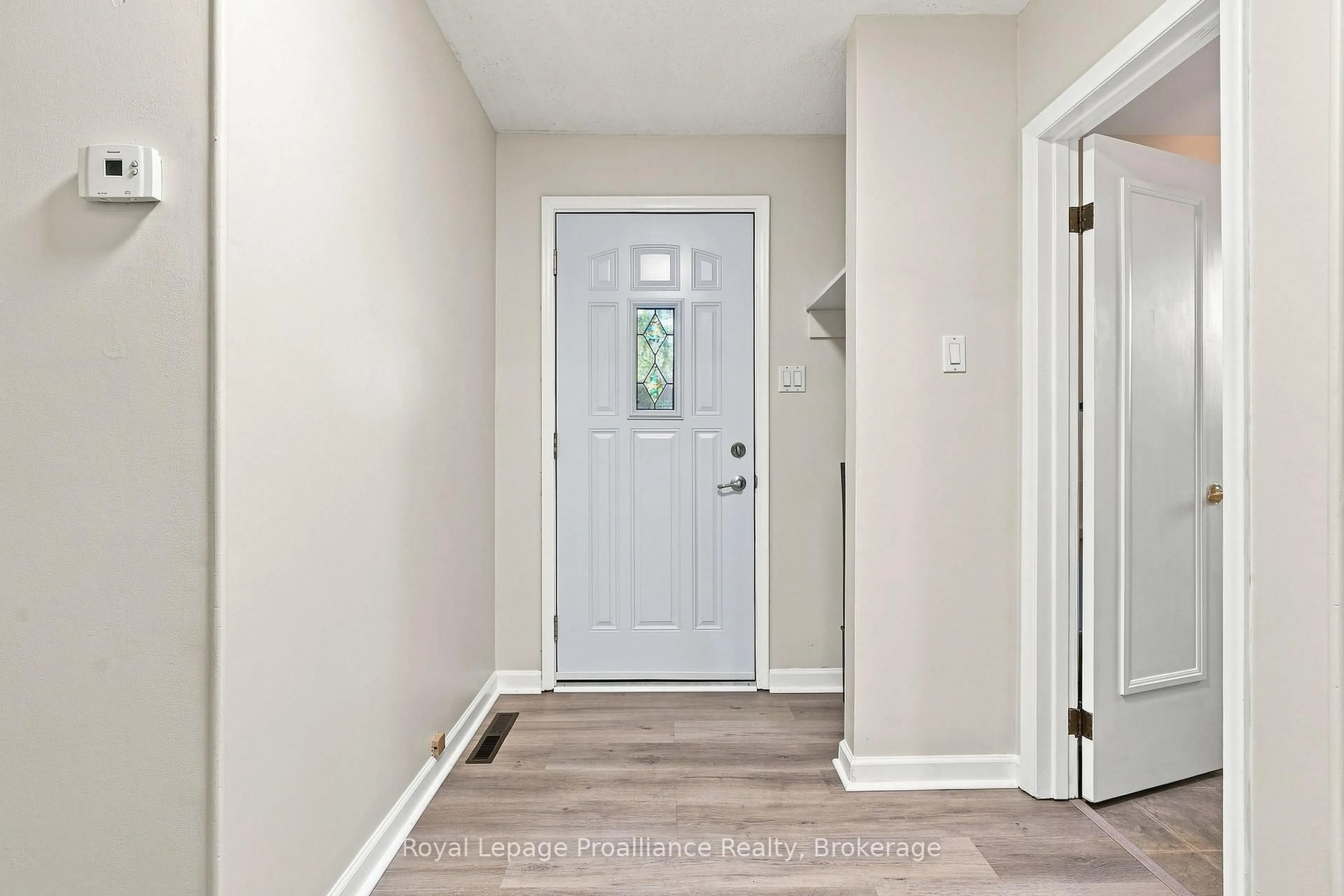Indoor entryway for 15 Elvins Gdns, Belleville Ontario K8P 2T2