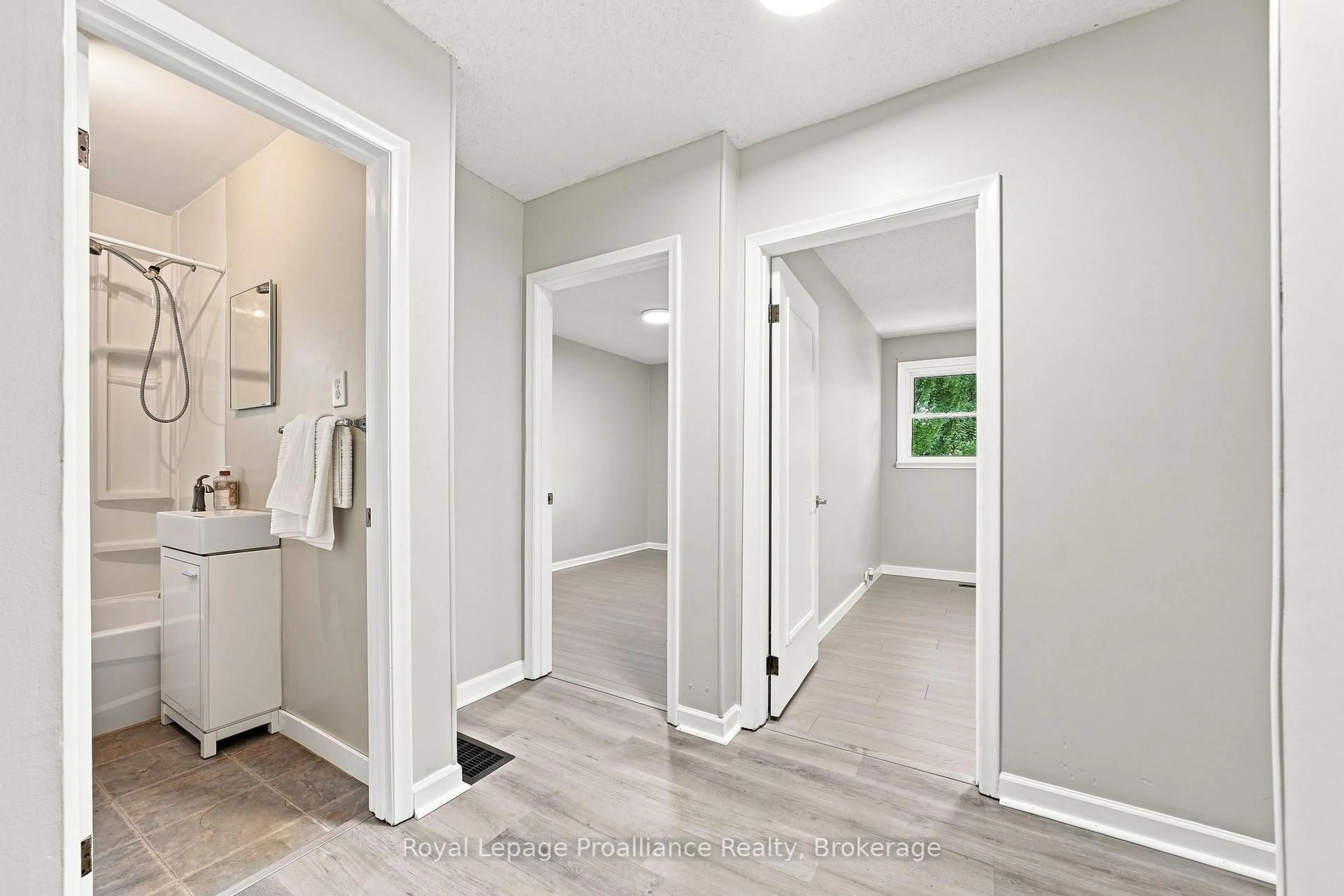 Indoor entryway for 15 Elvins Gdns, Belleville Ontario K8P 2T2