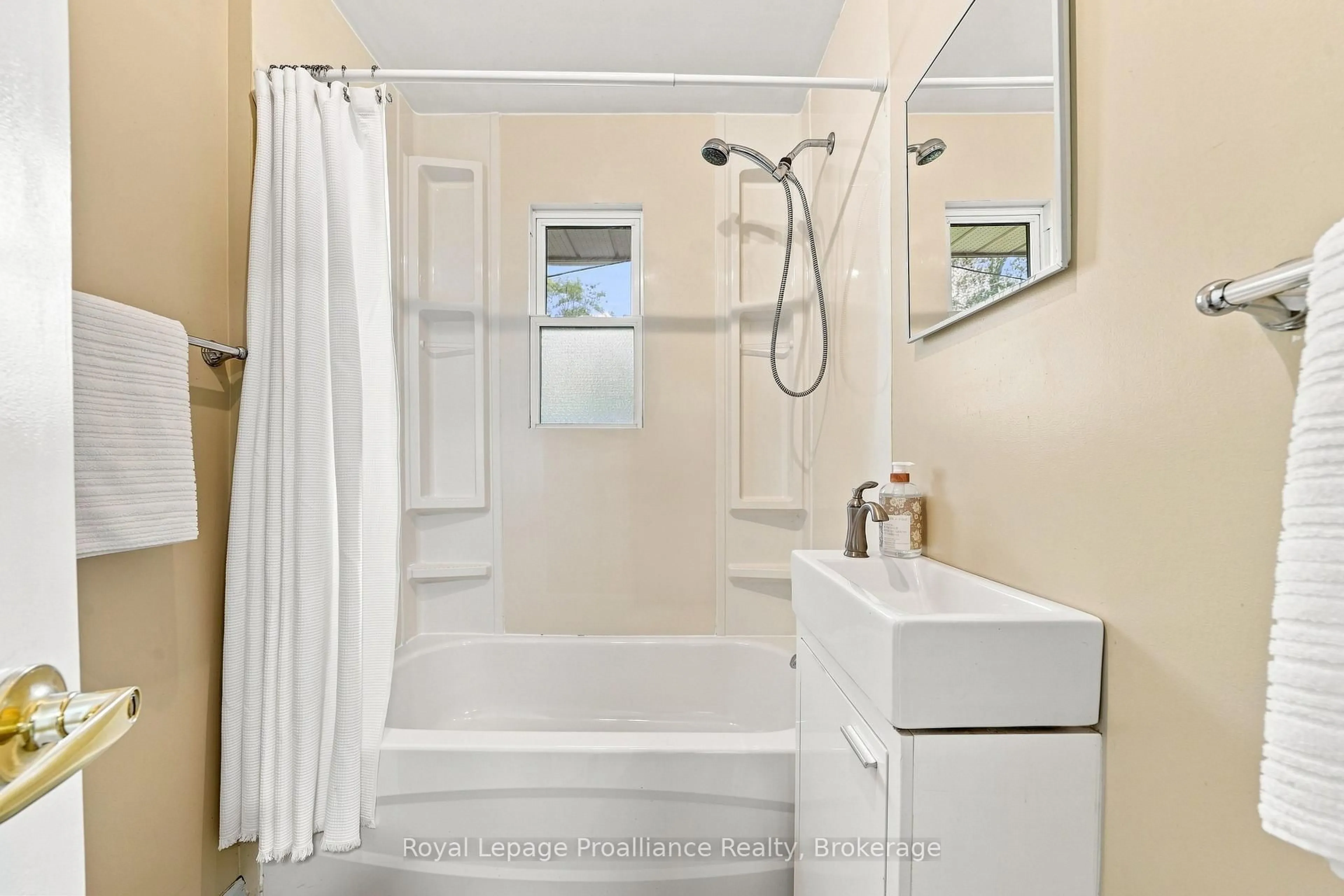 Standard bathroom, ceramic/tile floor for 15 Elvins Gdns, Belleville Ontario K8P 2T2